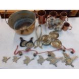metalware to include a preserve pan, a bell, horse brasses and other items Location: