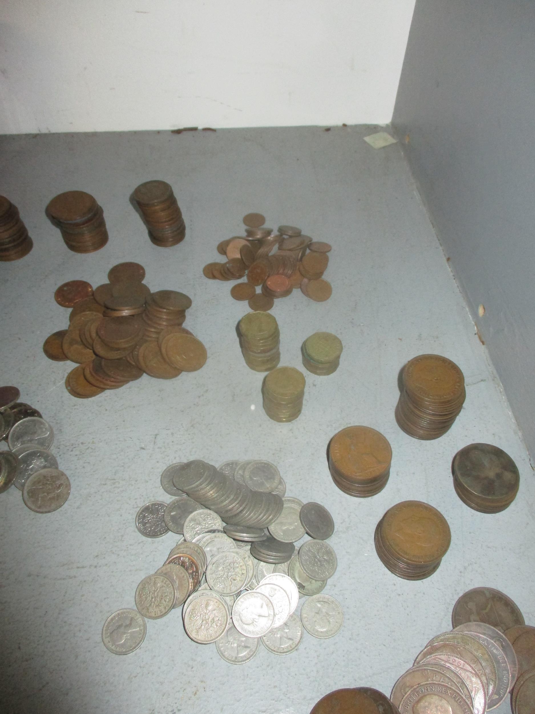 Mixed British coinage, mainly pre 1960s to include brass thrupenny bits, pennies, florins, sixpences - Image 4 of 4