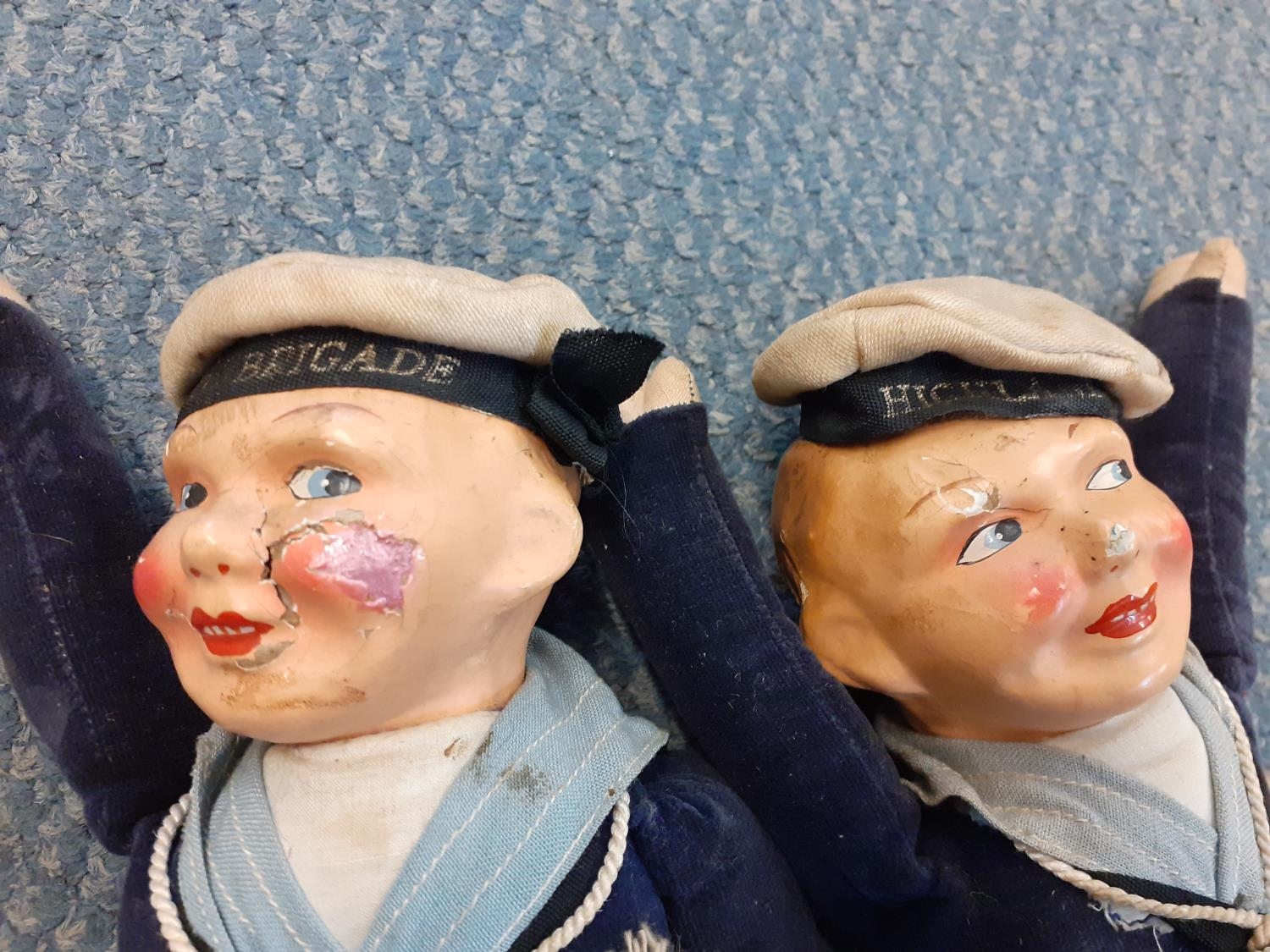 A pair of Norah Welling cloth sailor boy dolls, circa 1960, with Highland Brigade to their hats, - Bild 3 aus 5