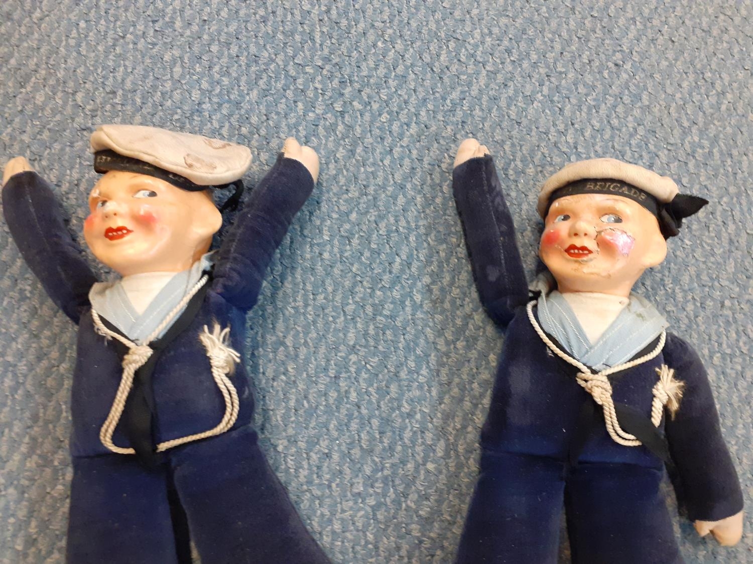 A pair of Norah Welling cloth sailor boy dolls, circa 1960, with Highland Brigade to their hats, - Bild 2 aus 5