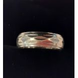 An 18ct white gold engraved bank, makers initials H.S Ltd, weight 5.8g, UK ring size N Location: Cab