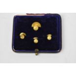 four 18ct yellow gold shirt studs, with floral etched detail, in velvet lined case, A/F, weight 4