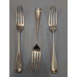 A group of three London 1903 silver dinner forks 101.1g Location: Cab