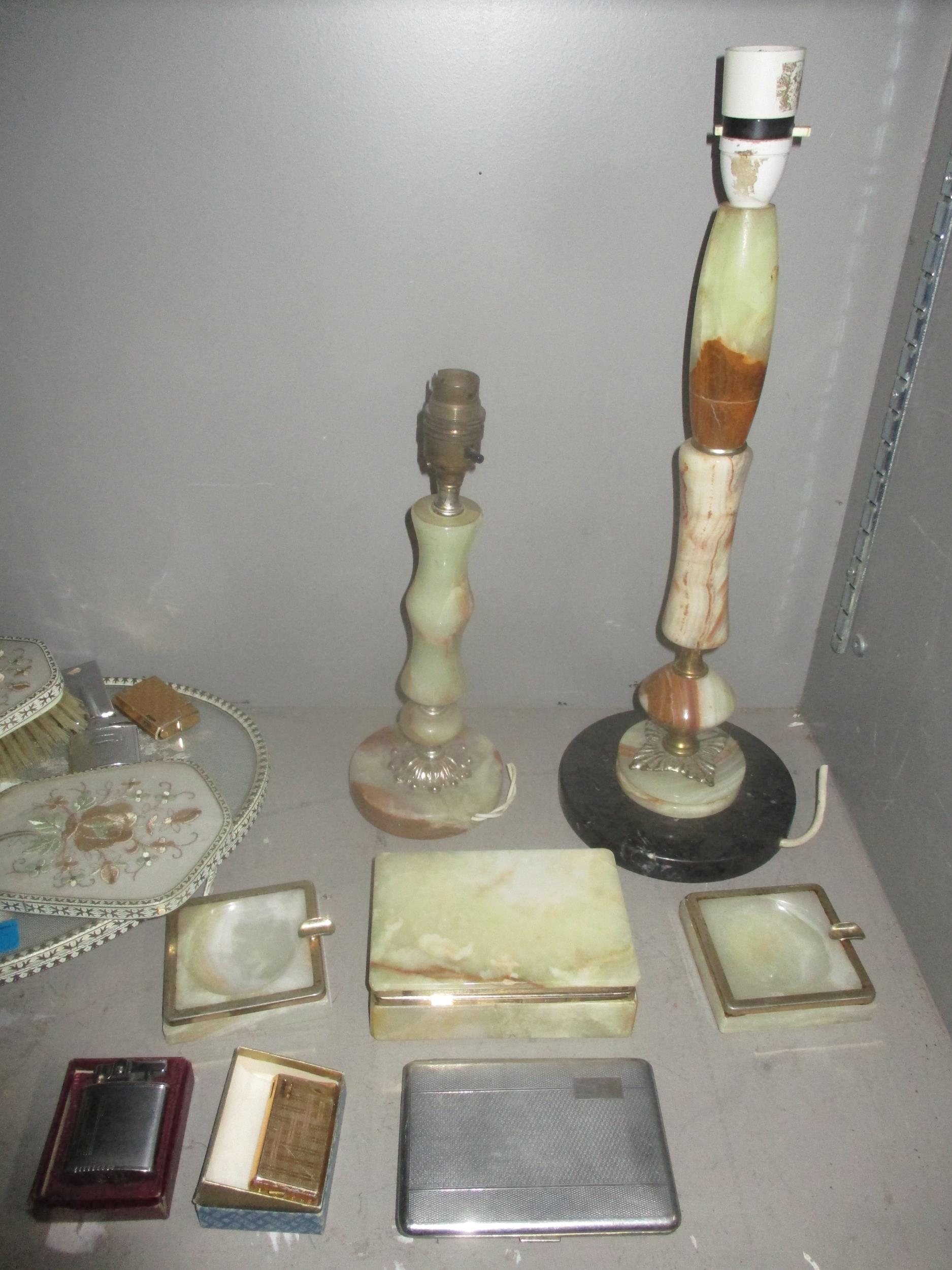 A mixed lot to include dressing table sets, cigarette lighters, and onyx table lights and a - Bild 2 aus 4