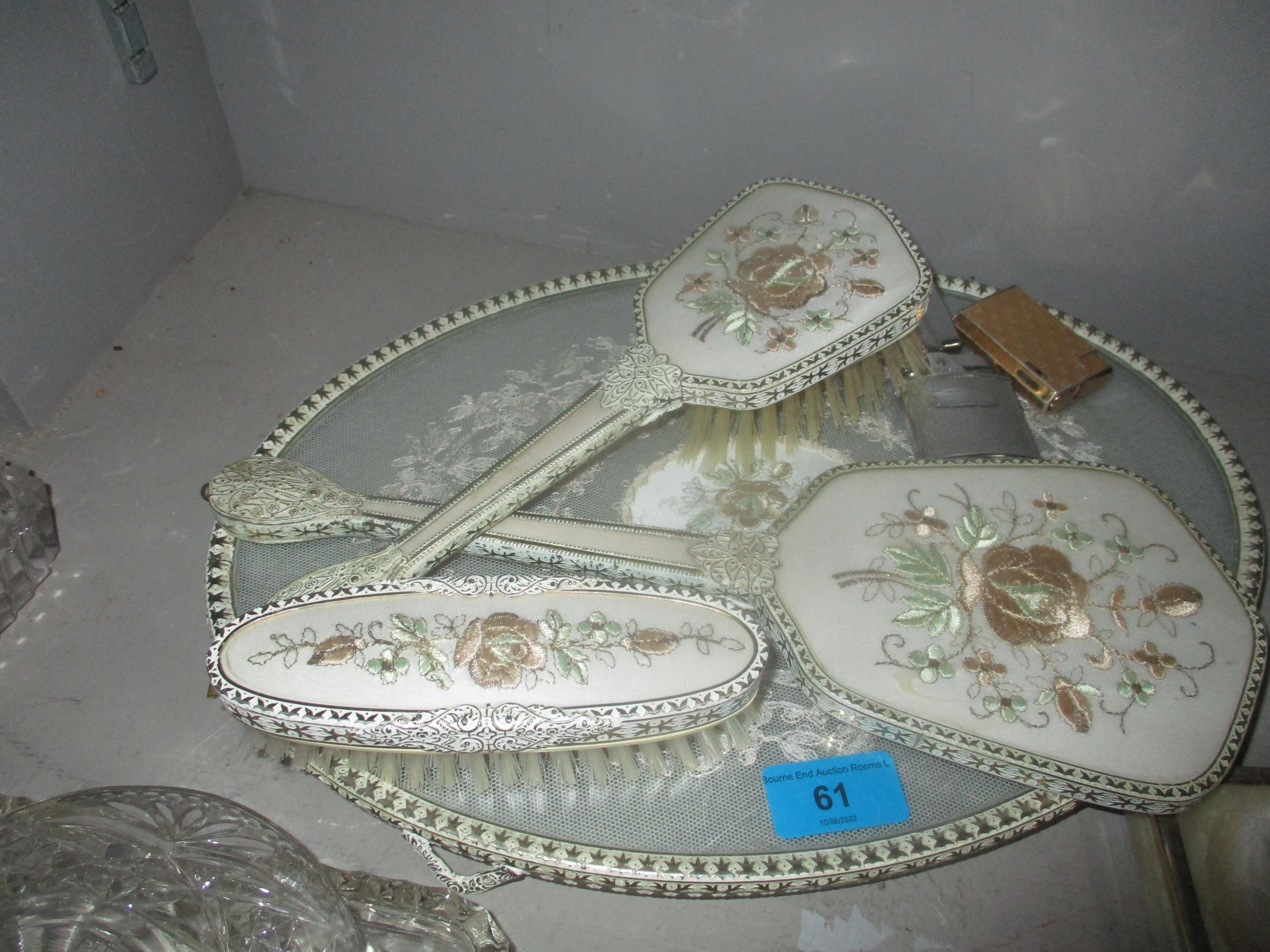 A mixed lot to include dressing table sets, cigarette lighters, and onyx table lights and a - Bild 3 aus 4