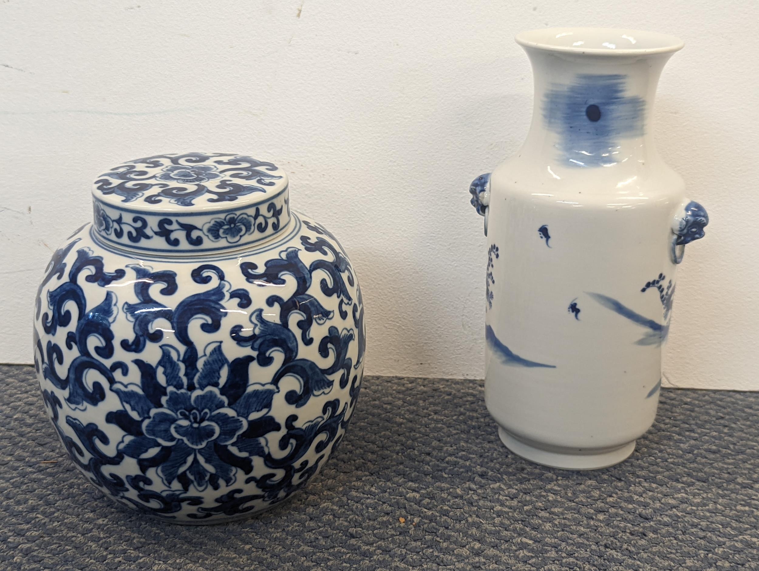 A Chinese blue and white four character mark vase together with a totus pattern ginger jar Location: - Bild 3 aus 4