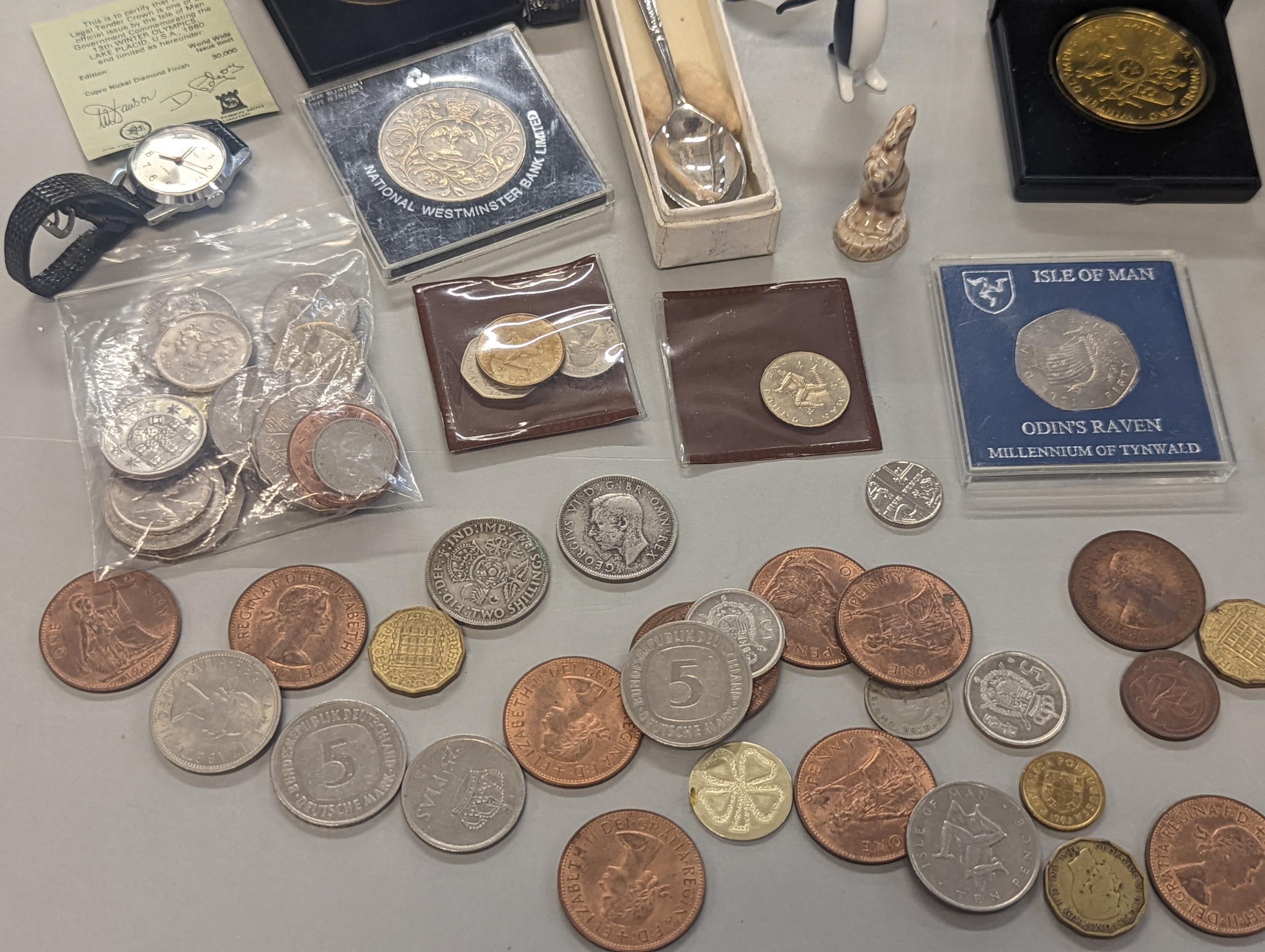 A mixed lot to include British and foreign coinage, commemorative Isle of Man coinage, and others, - Bild 3 aus 9