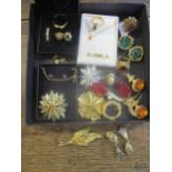 A selection of vintage costume jewellery set with coloured stones to include rings, brooches and