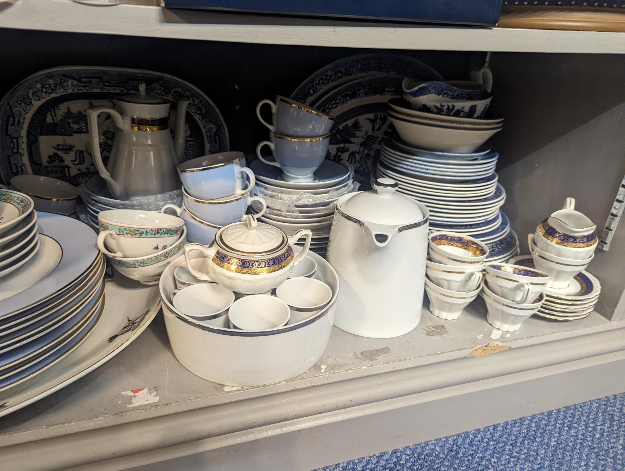 Mixed ceramics to include blue and white mixed plates, Doulton part dinner set and other items - Bild 3 aus 3