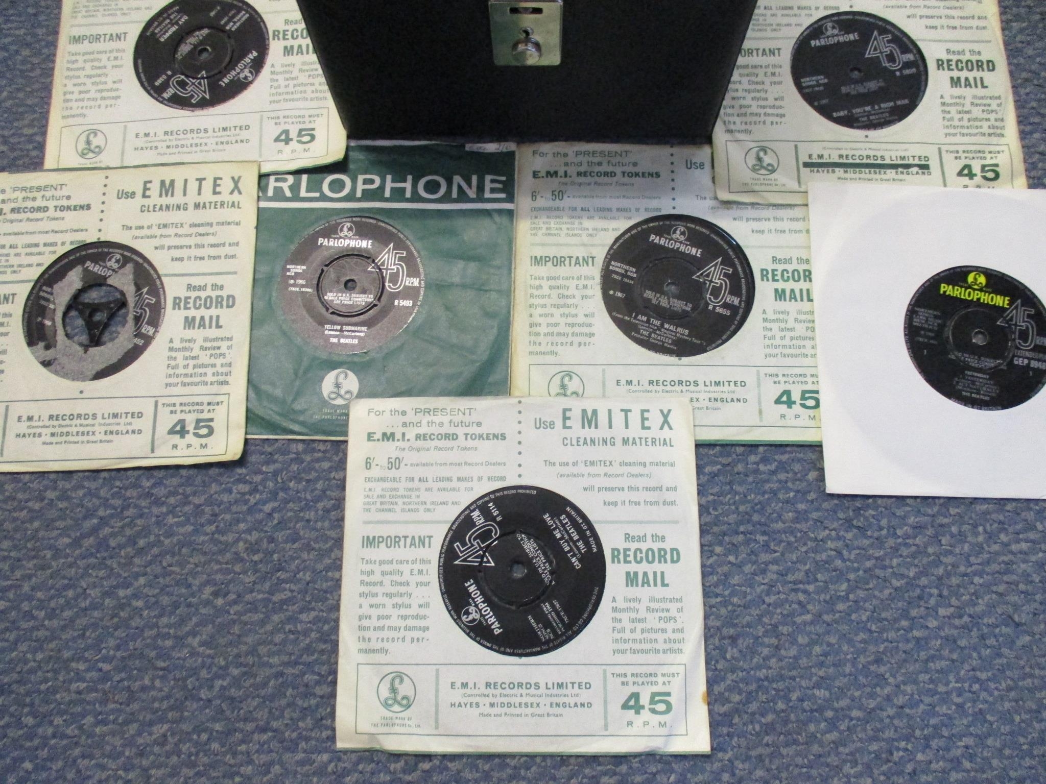 Various EPs and single Beatles and Elvis records Location: - Bild 2 aus 2