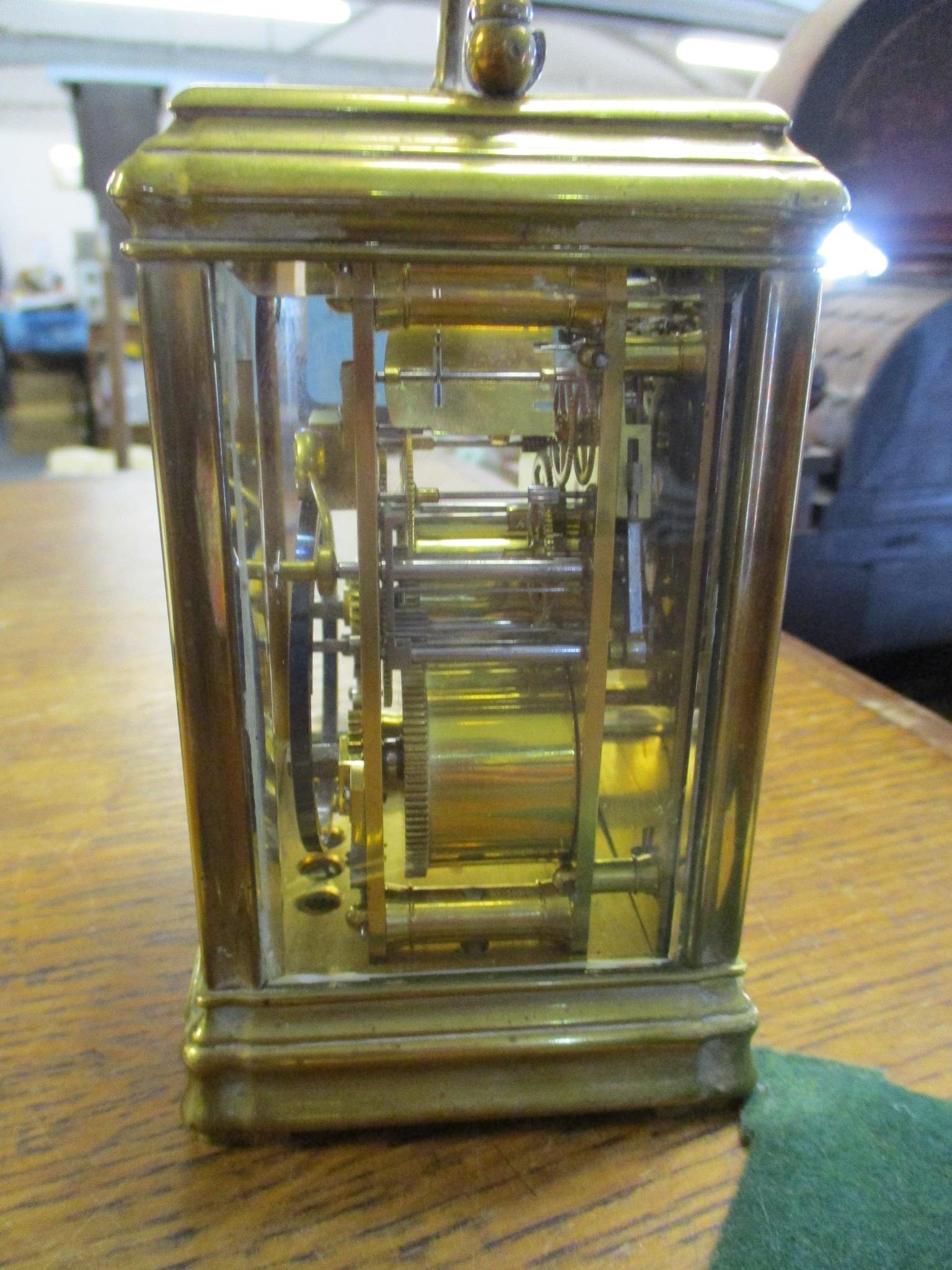 An early 20th century brass cased fire window, repeating carriage clock, with moon hands, white - Bild 2 aus 3