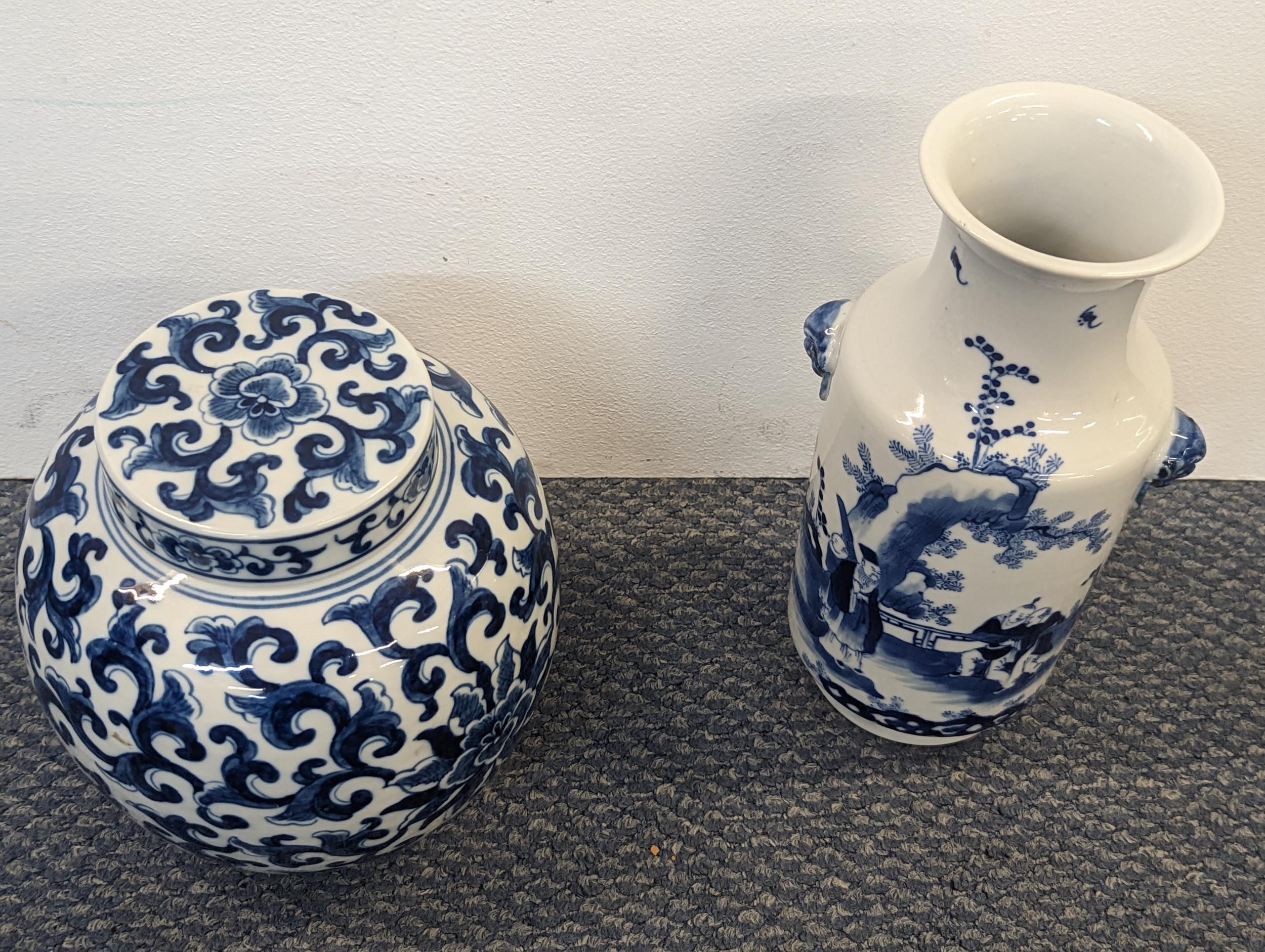 A Chinese blue and white four character mark vase together with a totus pattern ginger jar Location: - Bild 2 aus 4