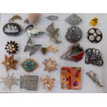 A quantity of vintage brooches to include Mexican Alpaca white metal and abalone brooches, a