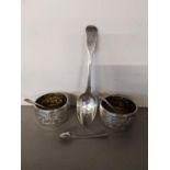 Mixed silver to include a pair of salts, three salt spoons and a teaspoon, 83.1g Location: