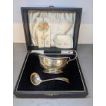 An early 20th century cased silver sauce boat and ladle set, hallmarked Birmingham 1935, total