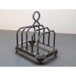 An Art Deco sterling silver toast rack, 105.4g Location: