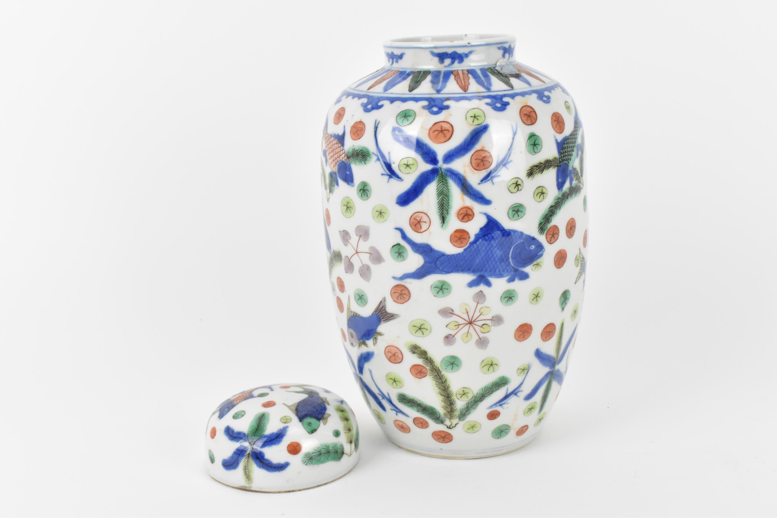 A Chinese Qing dynasty wucai porcelain lidded vase, 19th century or possibly earlier, of ovoid - Bild 3 aus 6