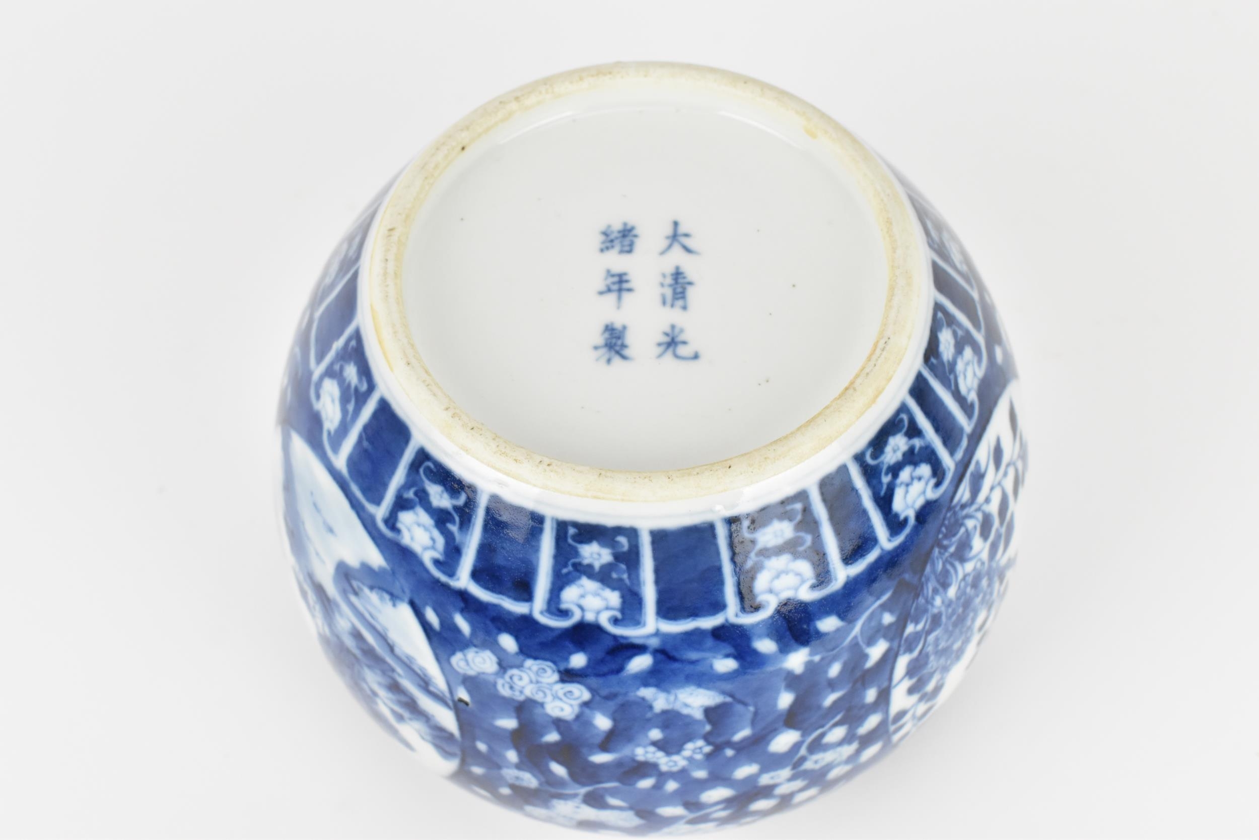 A Chinese Qing dynasty blue and white porcelain vase, Guangxu period (1871-1908), of globular form - Bild 4 aus 5