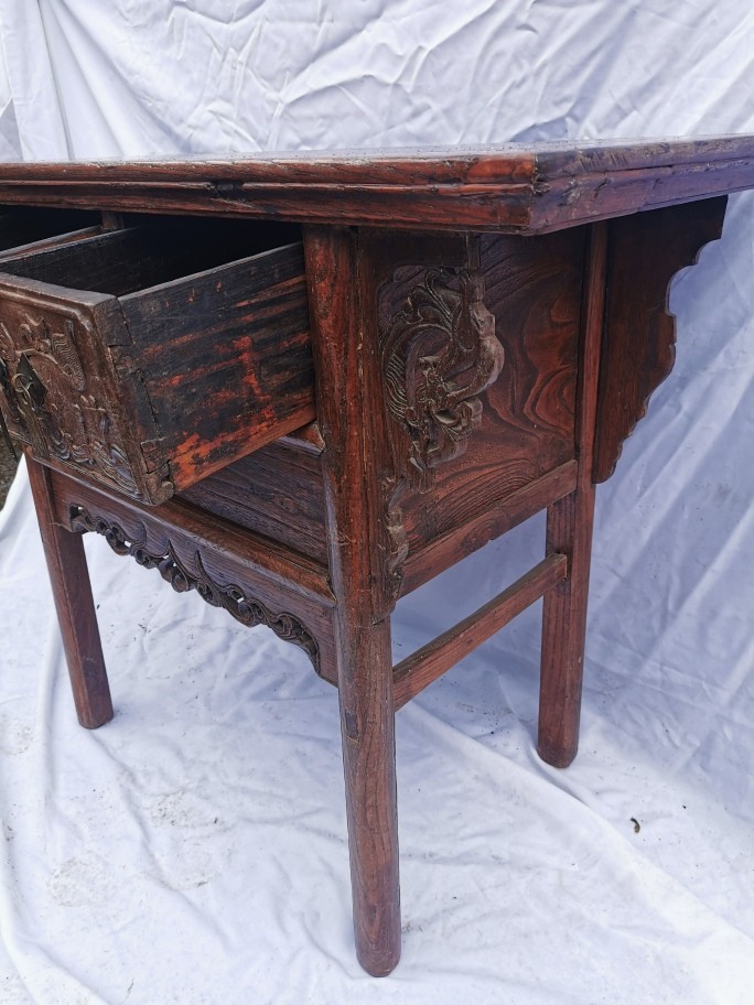 A Chinese late Qing dynasty hardwood altar table, the rectangular top above two central drawers with - Bild 4 aus 5