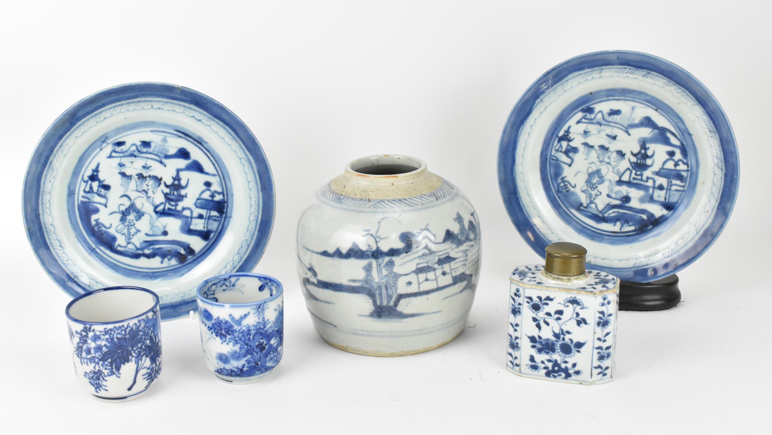 A Chinese Qing dynasty blue and white porcelain tea caddy, 18th century, probably Qianlong period (