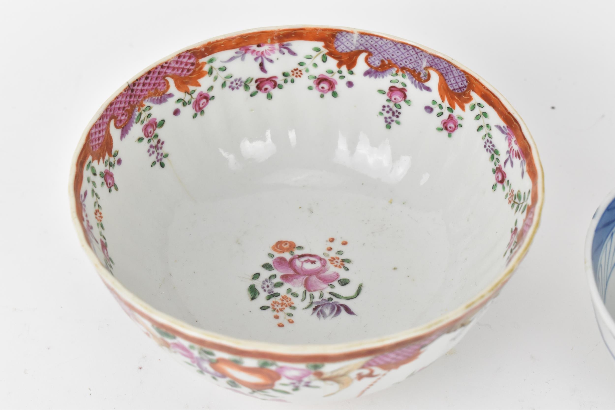 Two Chinese porcelain bowls, to include an 18th century export bowl with painted floral sprays and - Bild 2 aus 7