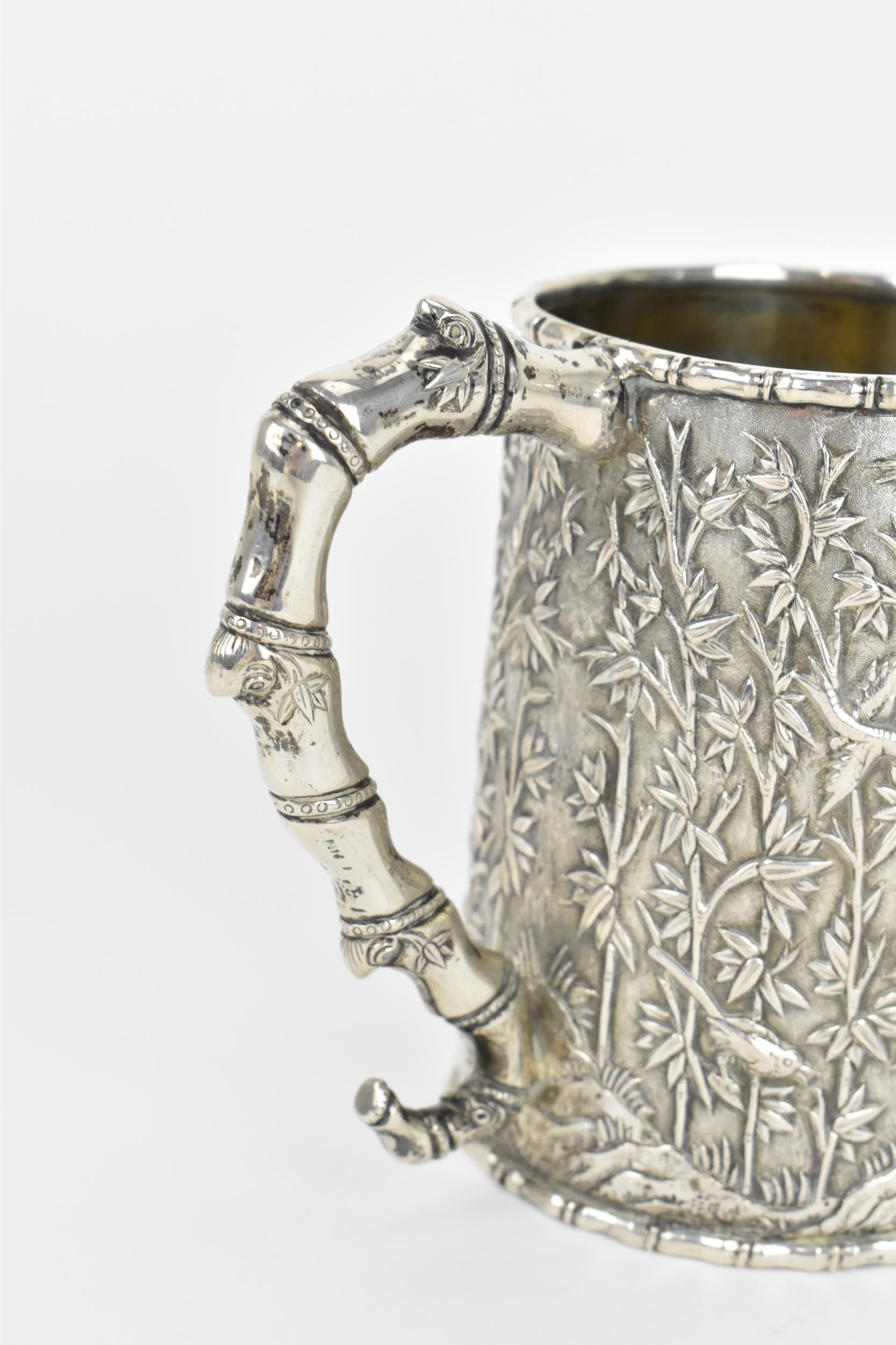 A Chinese export silver straight-tapered mug, late 19th/early 20th century, designed with bamboo - Bild 3 aus 6