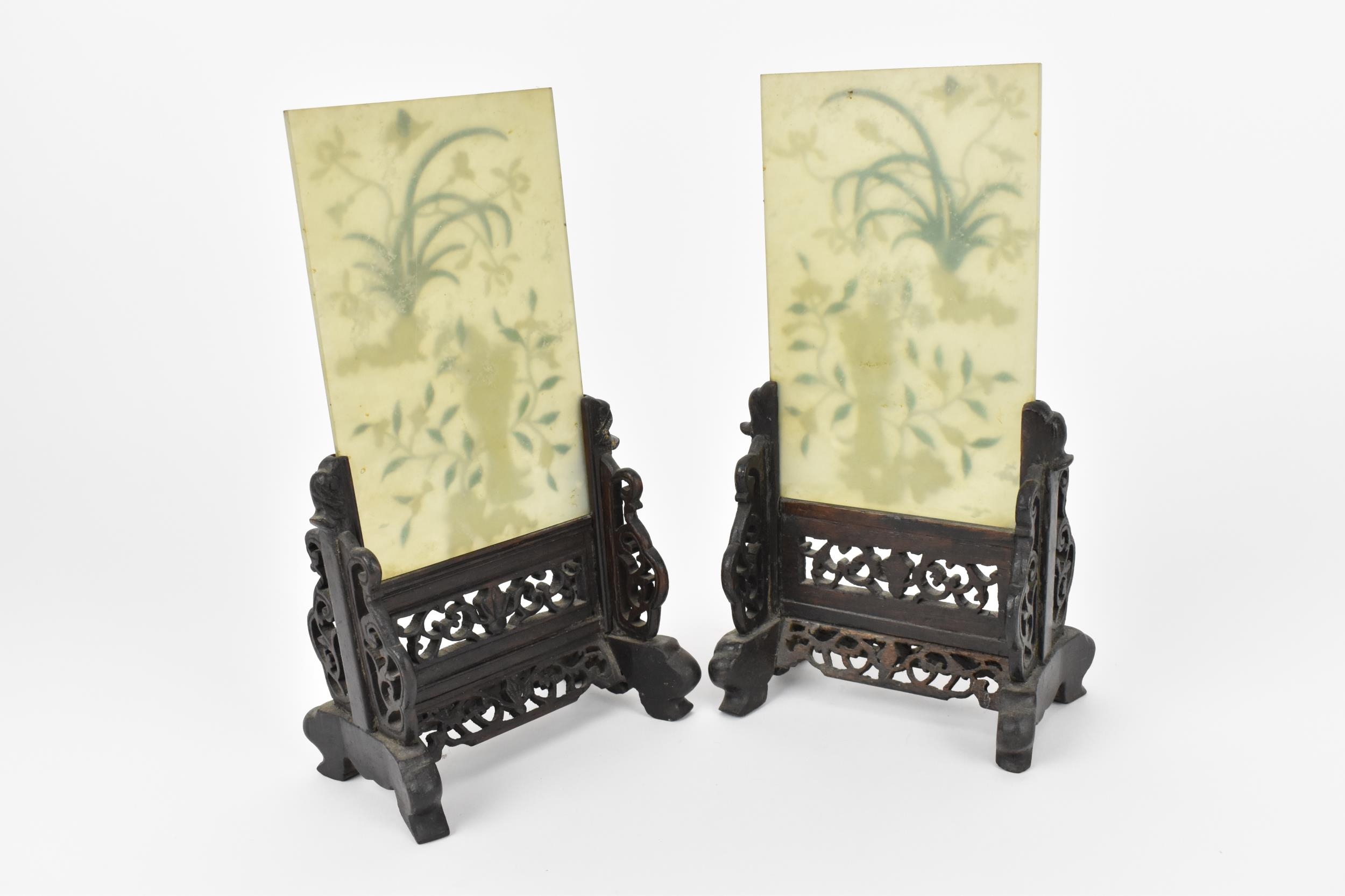 A pair of Chinese jade and hardstone table screens, early 20th century, each with central vertical - Bild 4 aus 6