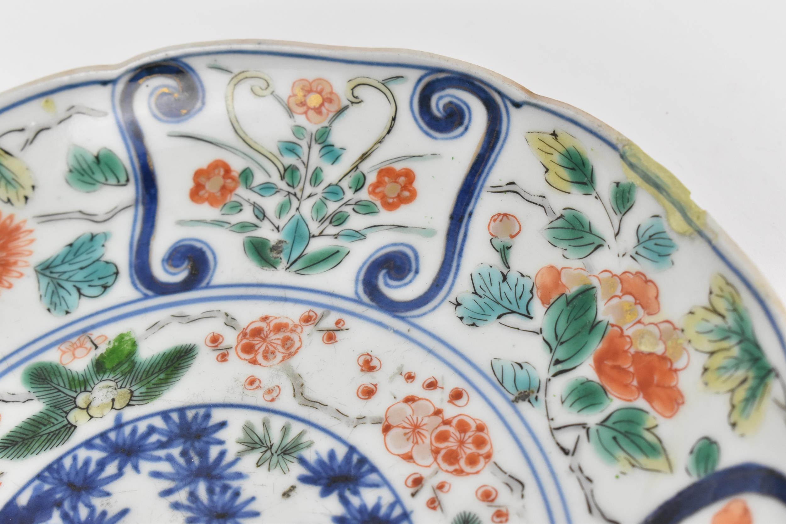 A Chinese Qing dynasty Famille Verte porcelain dish, 18th century, of circular lobbed form with - Bild 5 aus 6