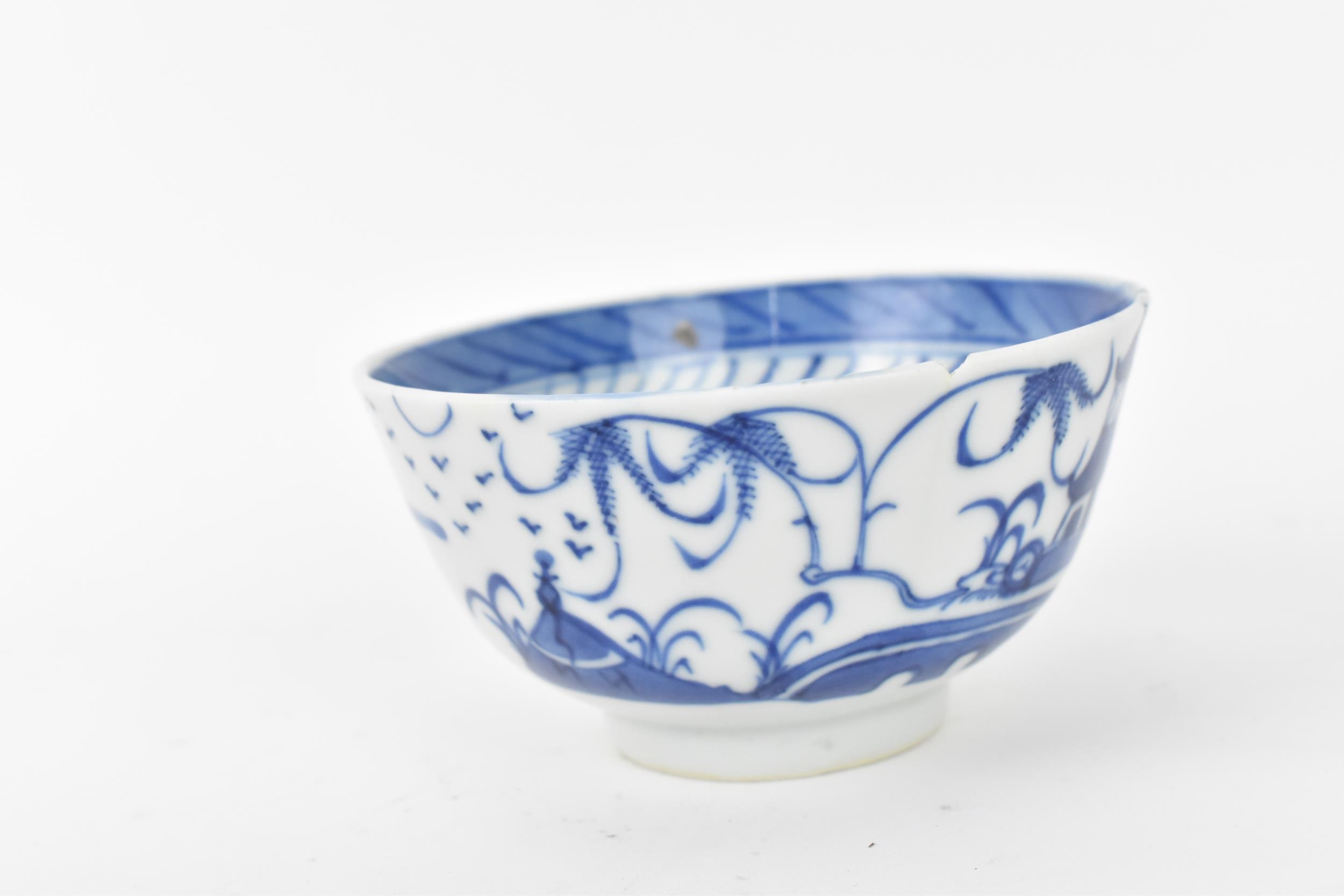 Two Chinese porcelain bowls, to include an 18th century export bowl with painted floral sprays and - Bild 4 aus 7