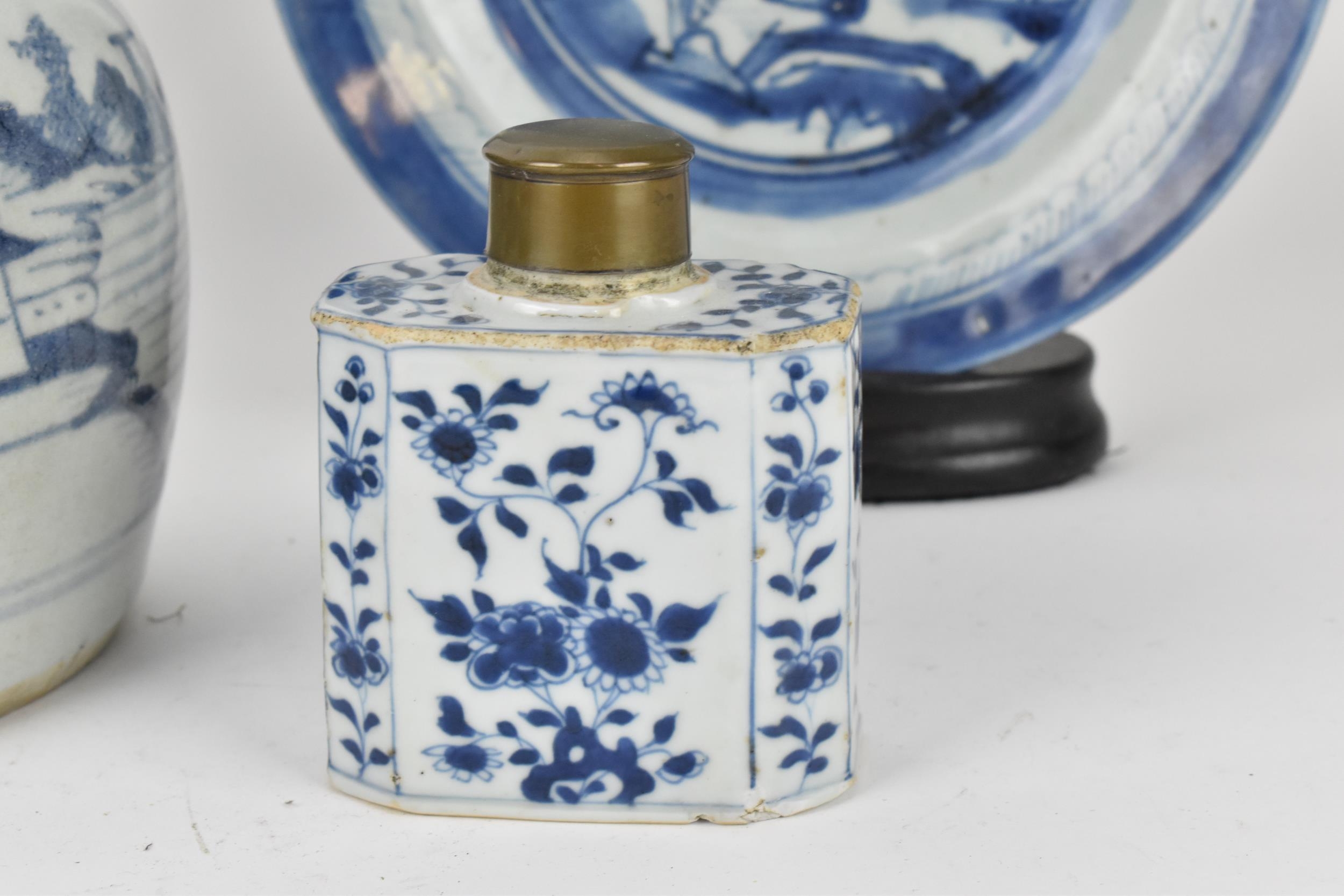 A Chinese Qing dynasty blue and white porcelain tea caddy, 18th century, probably Qianlong period ( - Bild 2 aus 11