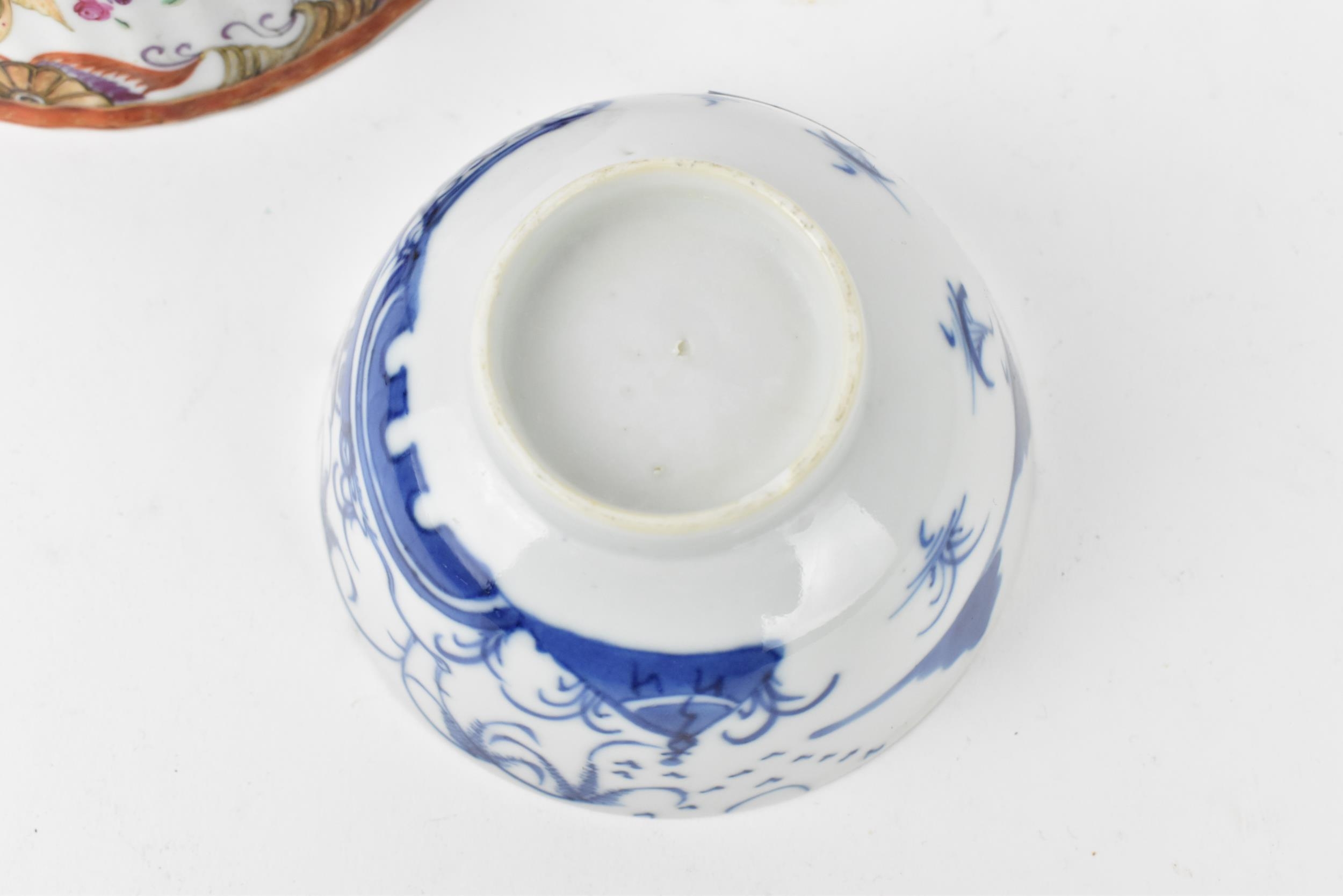 Two Chinese porcelain bowls, to include an 18th century export bowl with painted floral sprays and - Bild 7 aus 7