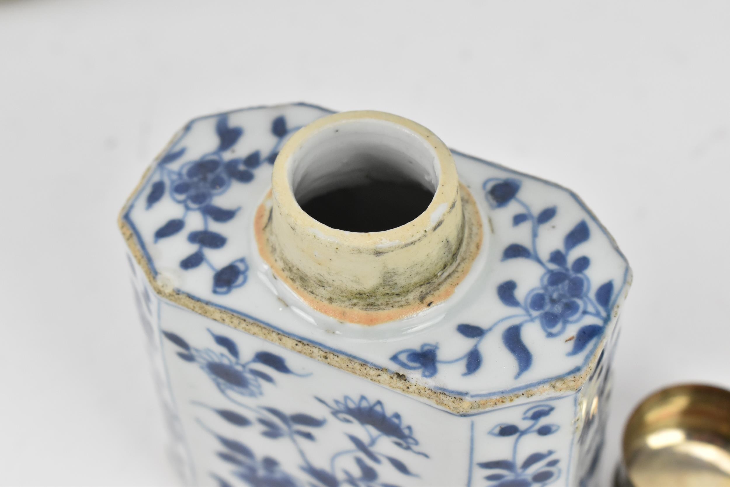 A Chinese Qing dynasty blue and white porcelain tea caddy, 18th century, probably Qianlong period ( - Bild 5 aus 11