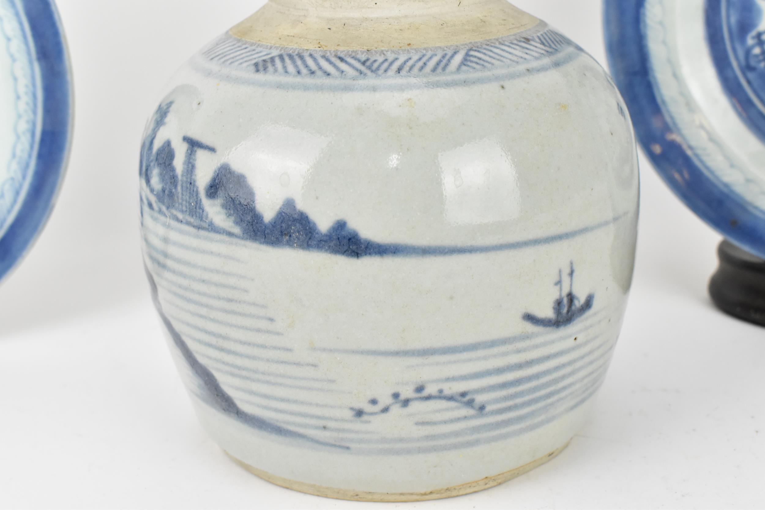 A Chinese Qing dynasty blue and white porcelain tea caddy, 18th century, probably Qianlong period ( - Bild 8 aus 11