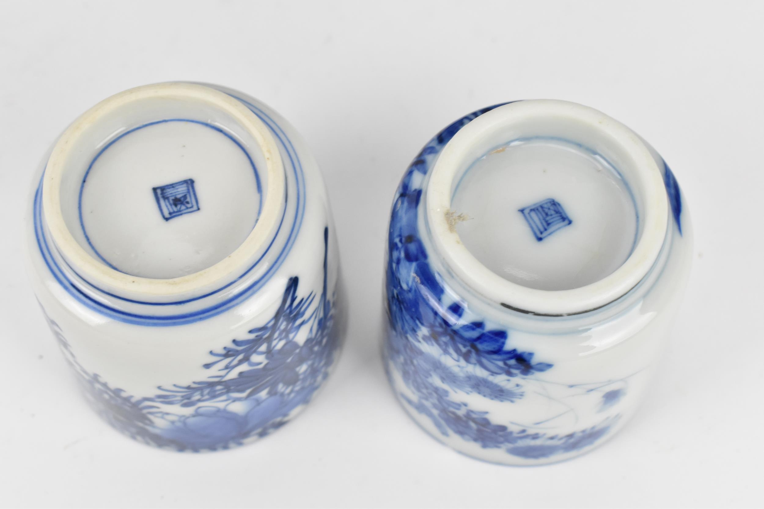 A Chinese Qing dynasty blue and white porcelain tea caddy, 18th century, probably Qianlong period ( - Bild 7 aus 11