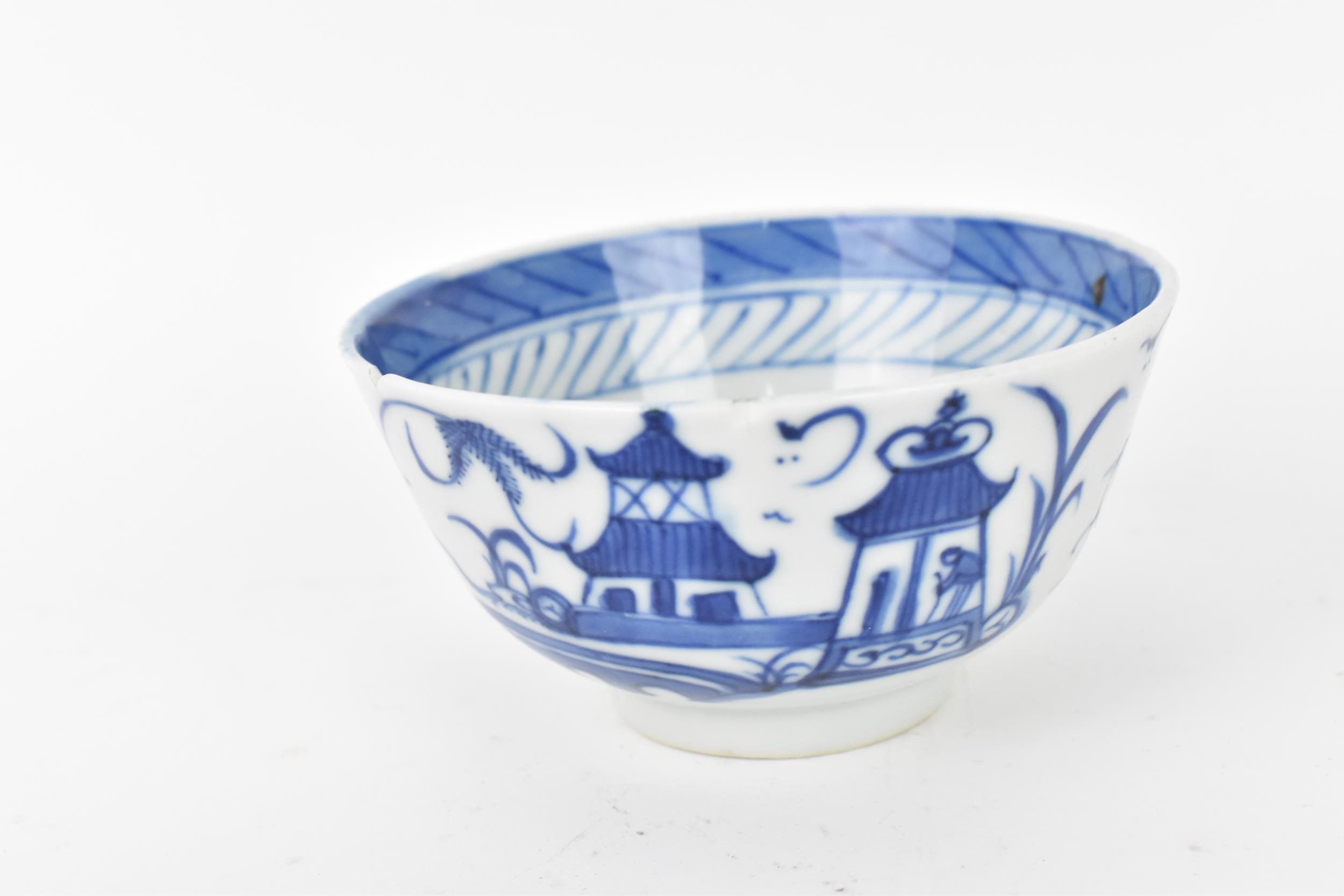 Two Chinese porcelain bowls, to include an 18th century export bowl with painted floral sprays and - Bild 5 aus 7