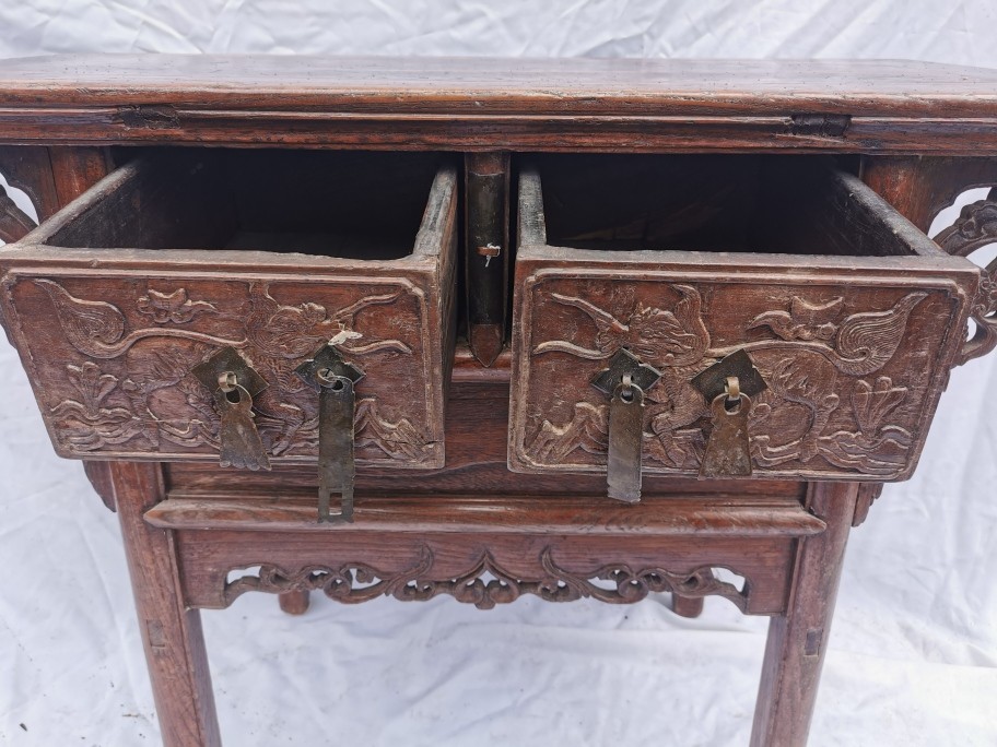 A Chinese late Qing dynasty hardwood altar table, the rectangular top above two central drawers with - Bild 3 aus 5