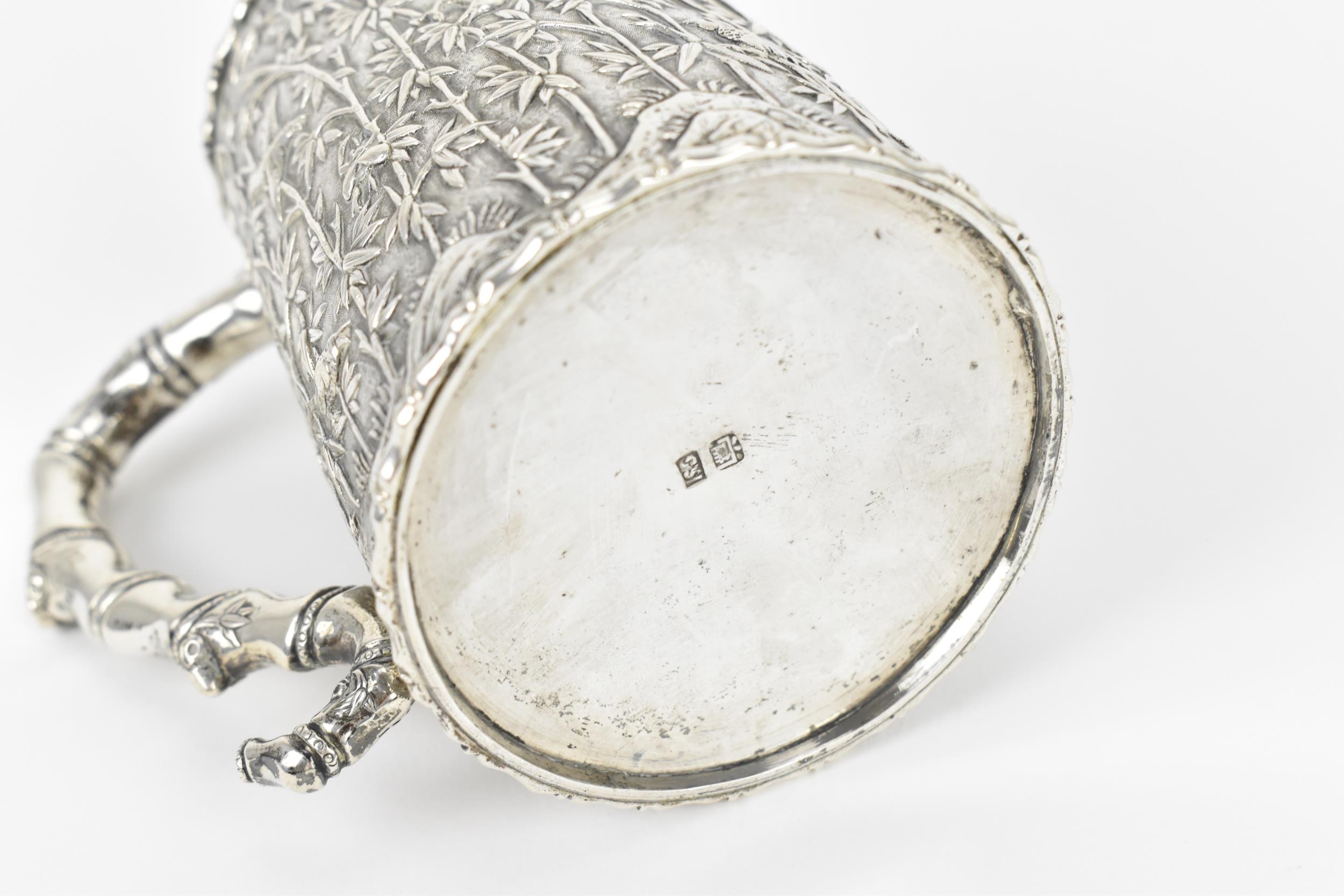 A Chinese export silver straight-tapered mug, late 19th/early 20th century, designed with bamboo - Bild 4 aus 6