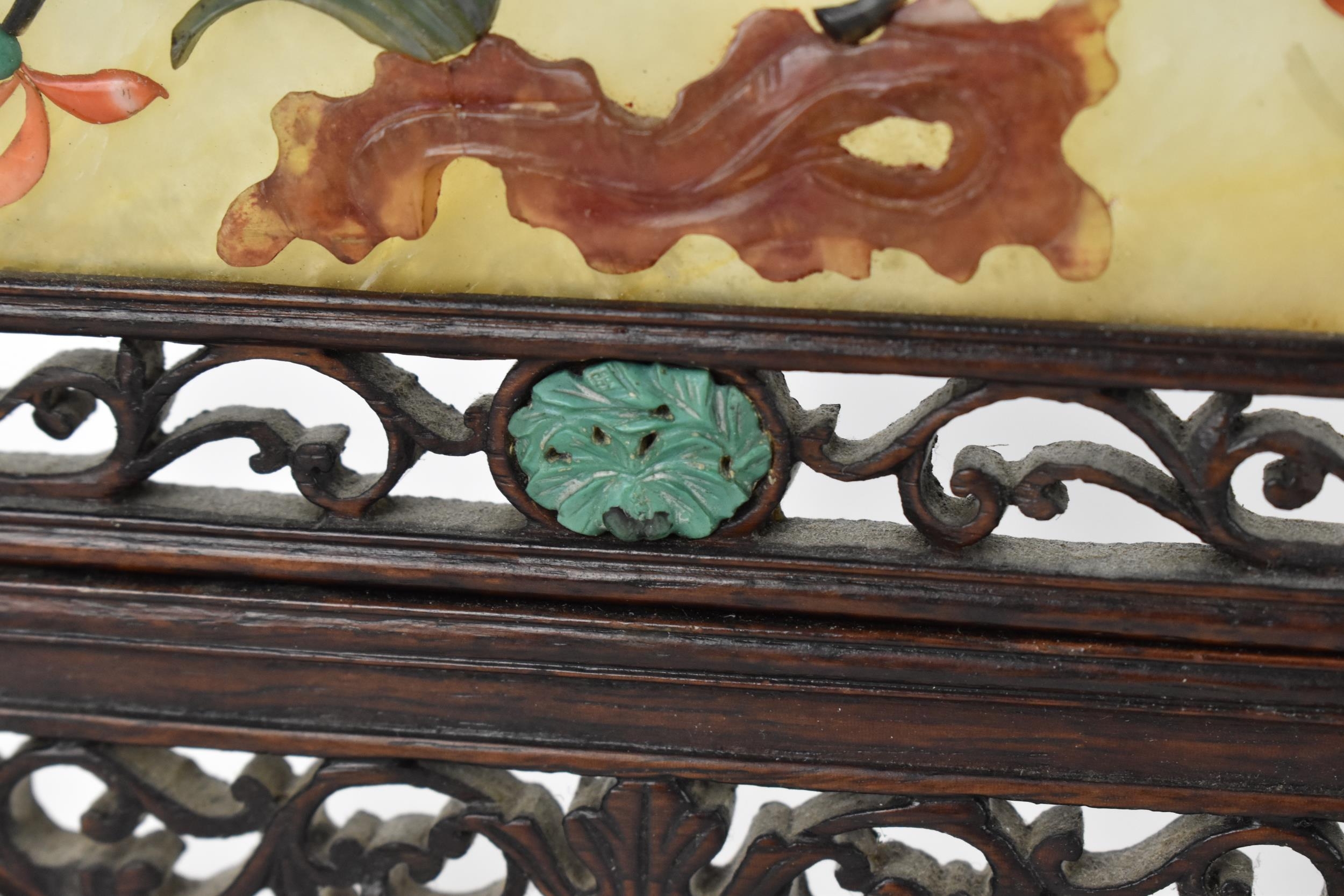 A pair of Chinese jade and hardstone table screens, early 20th century, each with central - Bild 9 aus 11