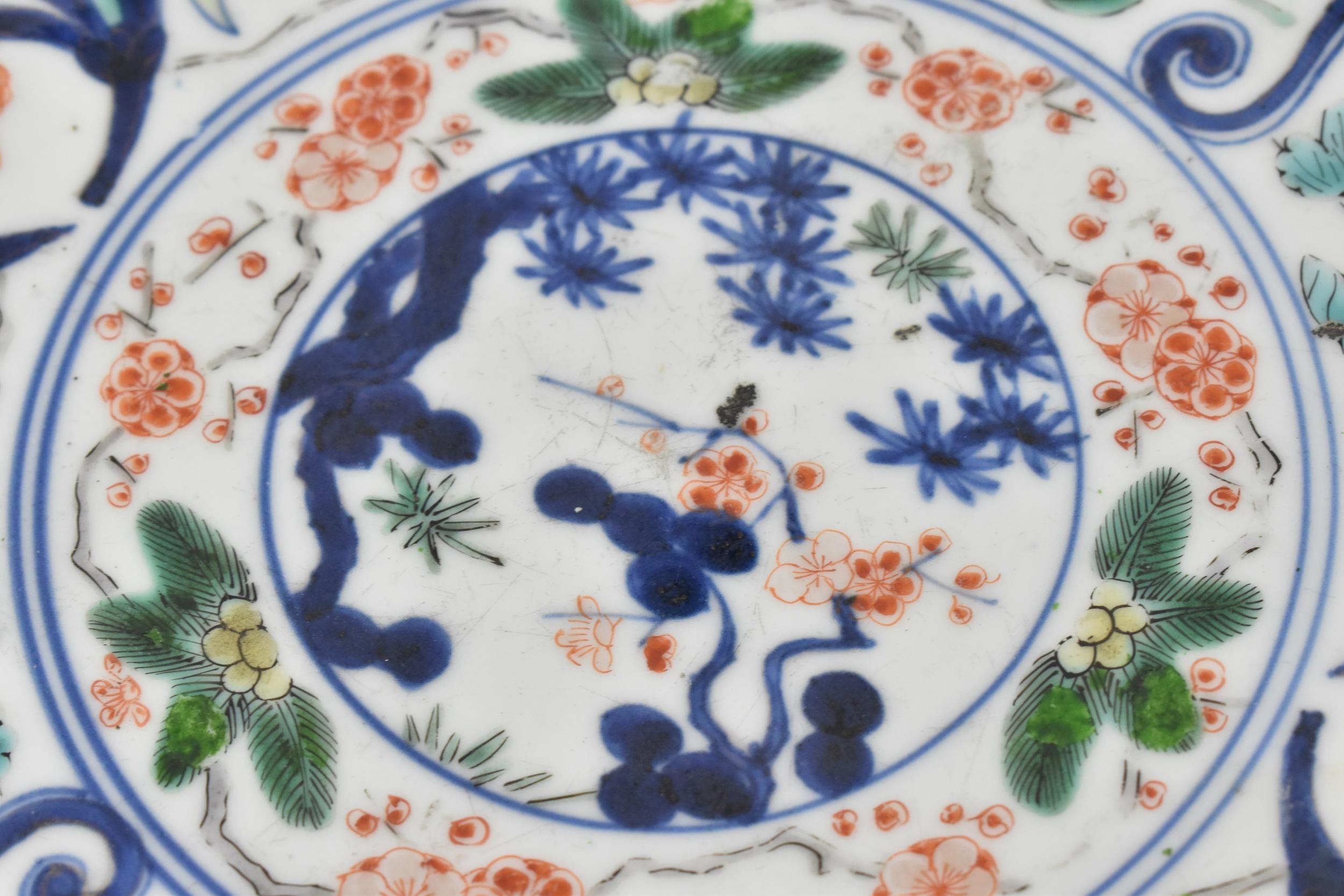 A Chinese Qing dynasty Famille Verte porcelain dish, 18th century, of circular lobbed form with - Bild 6 aus 6