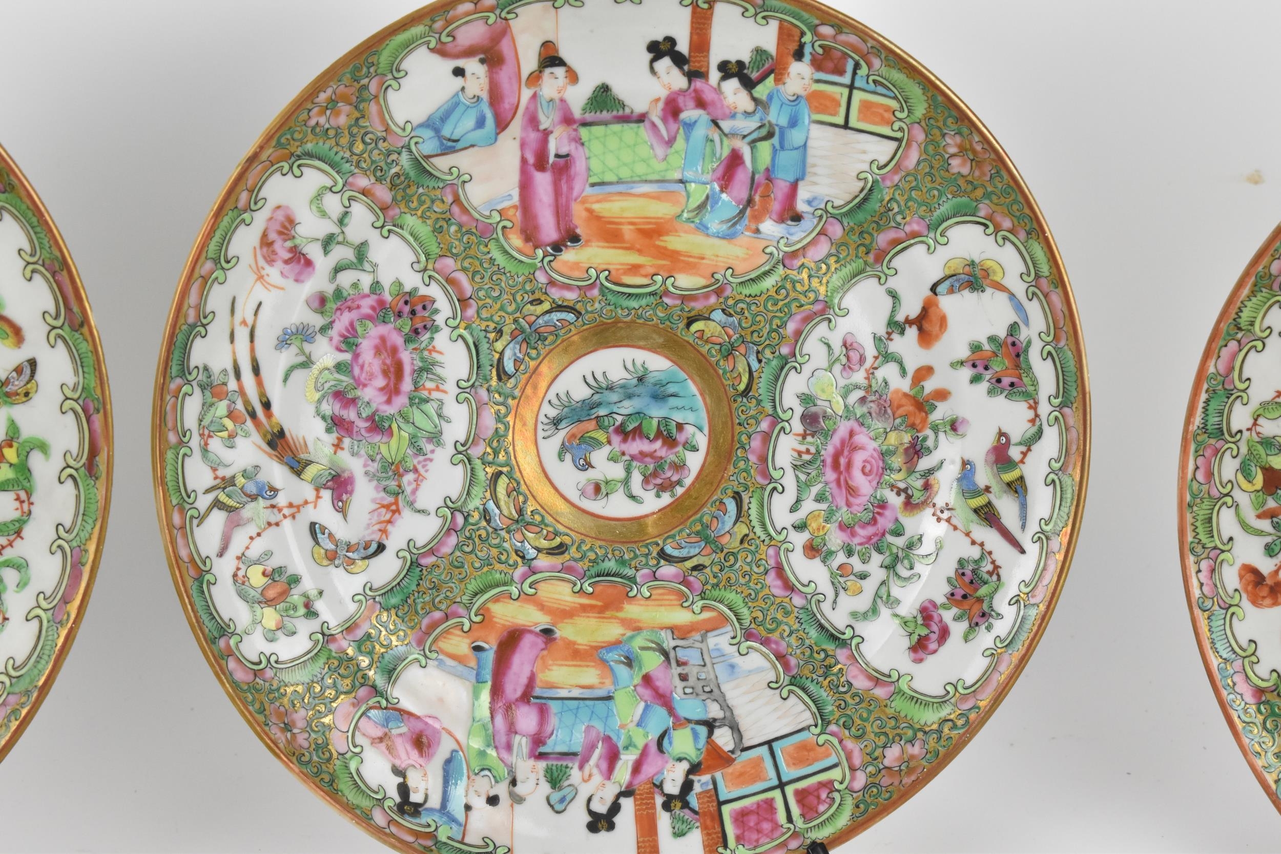 A set of six Chinese Canton export porcelain plates, late Qing dynasty, in the Famille Rose - Bild 3 aus 12