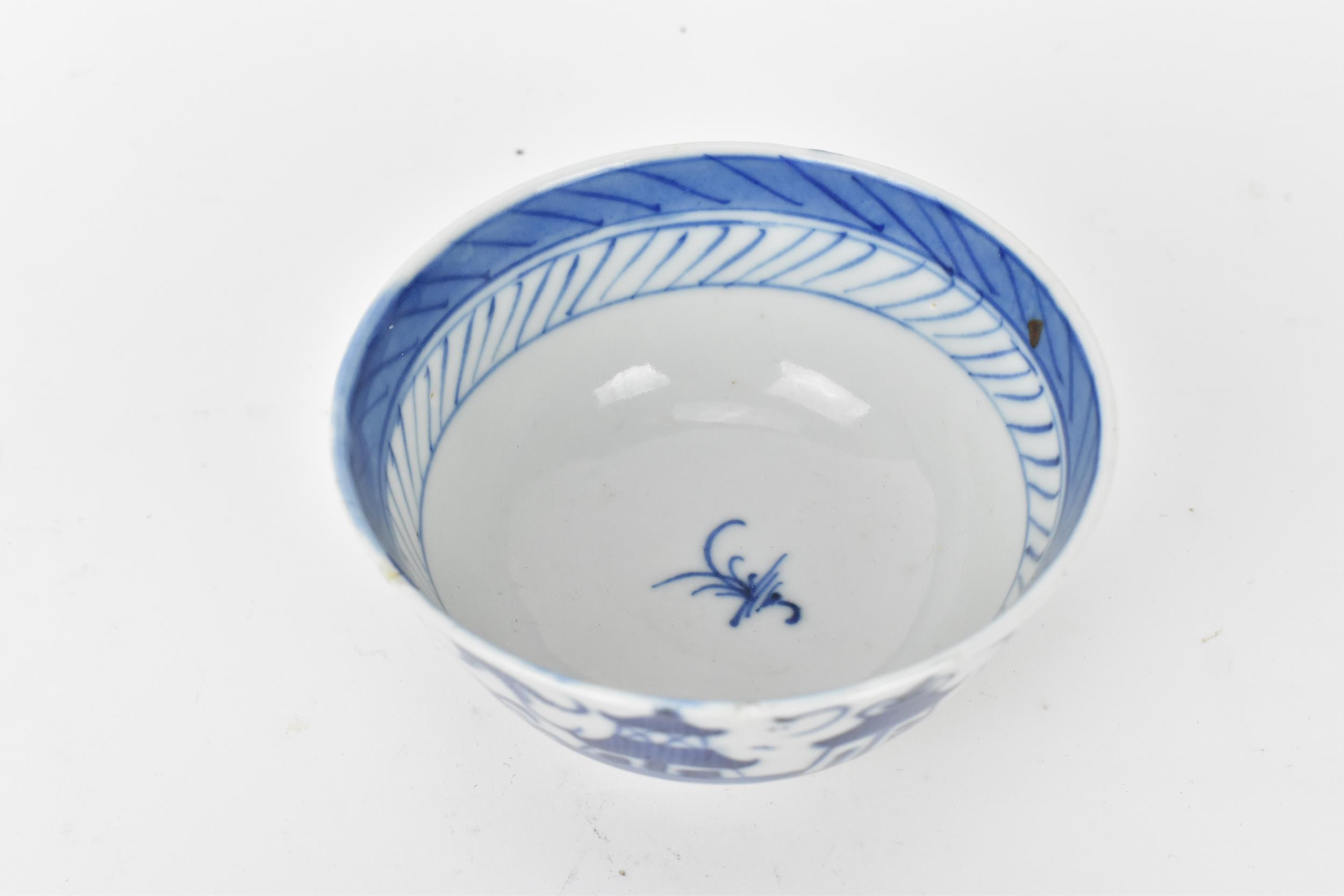 Two Chinese porcelain bowls, to include an 18th century export bowl with painted floral sprays and - Bild 6 aus 7