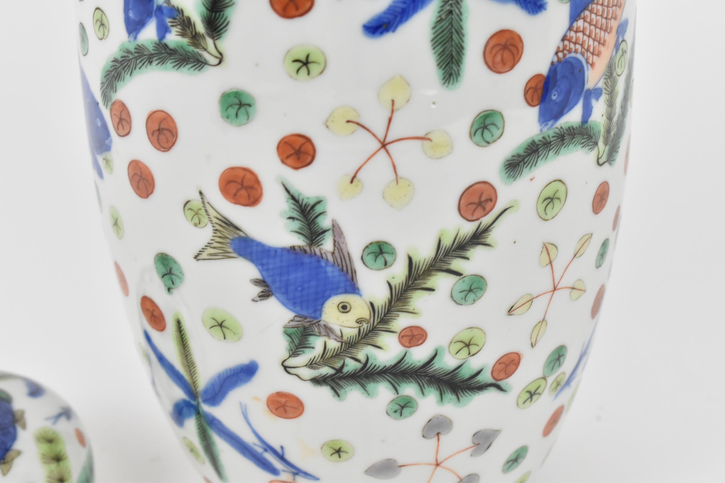 A Chinese Qing dynasty wucai porcelain lidded vase, 19th century or possibly earlier, of ovoid - Bild 4 aus 6