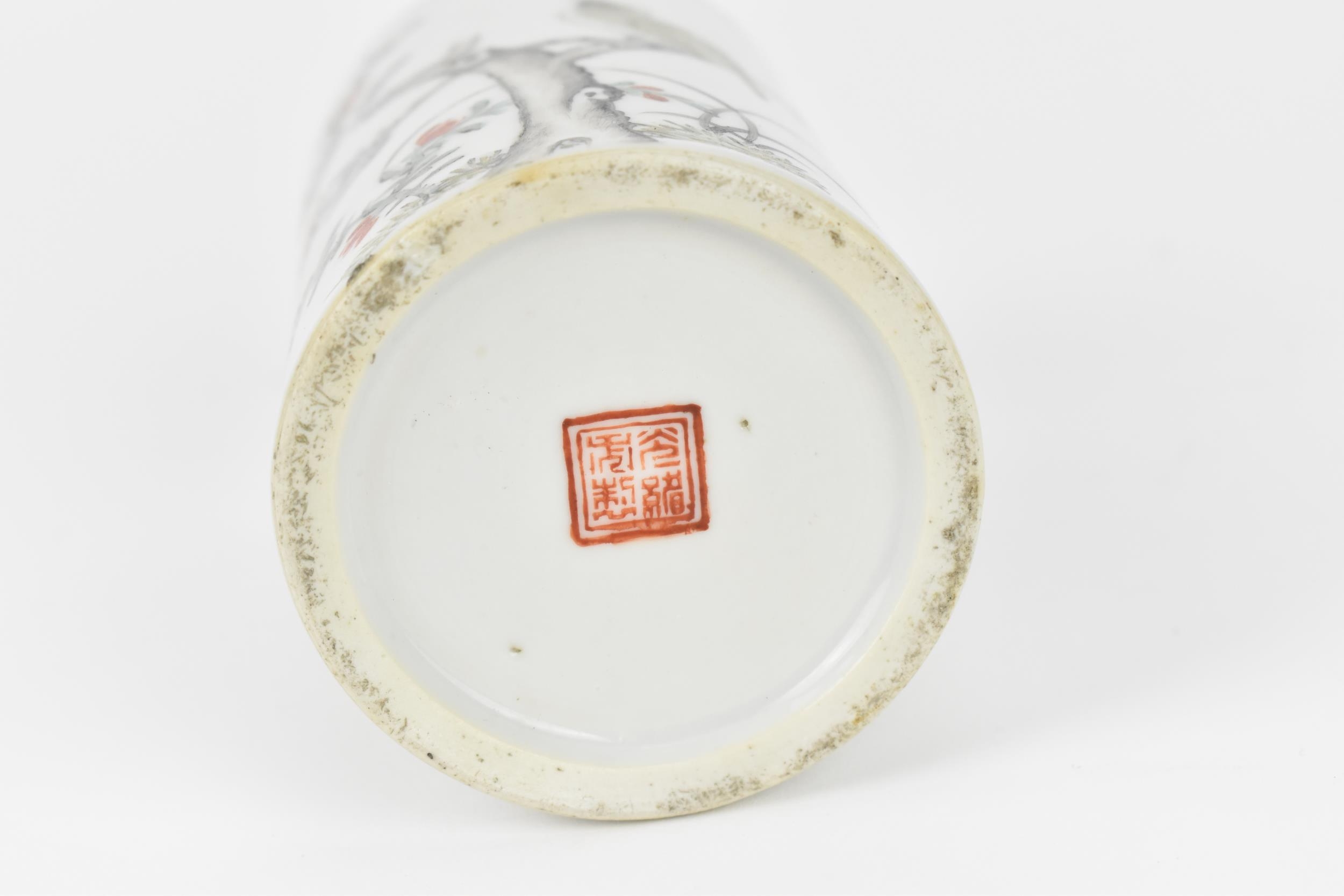 A Chinese Qing dynasty porcelain brush pot, Guangxu period (1875-1908), of cylindrical form with - Bild 4 aus 4