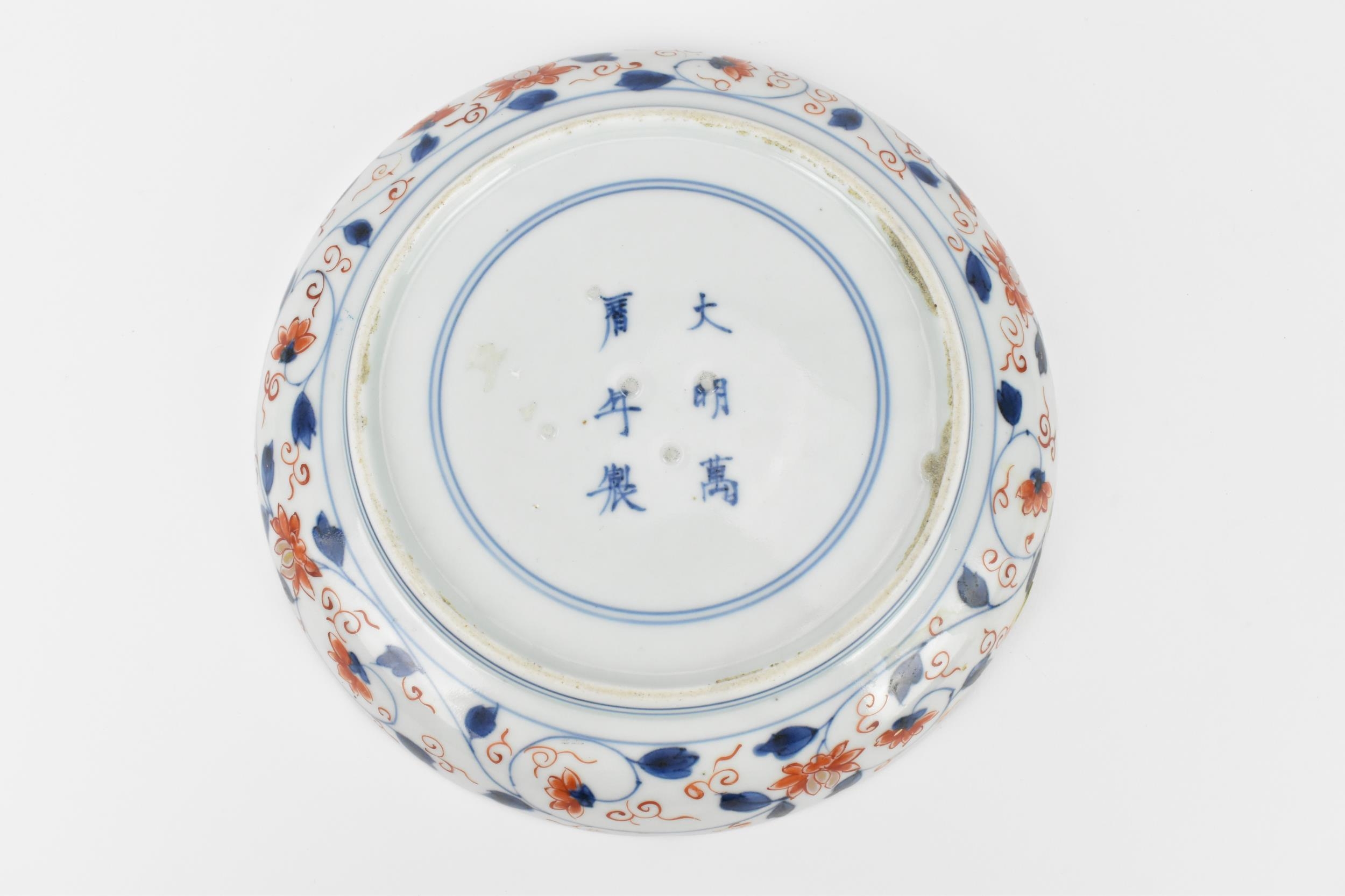 A Chinese Qing dynasty Famille Verte porcelain dish, 18th century, of circular lobbed form with - Bild 2 aus 6