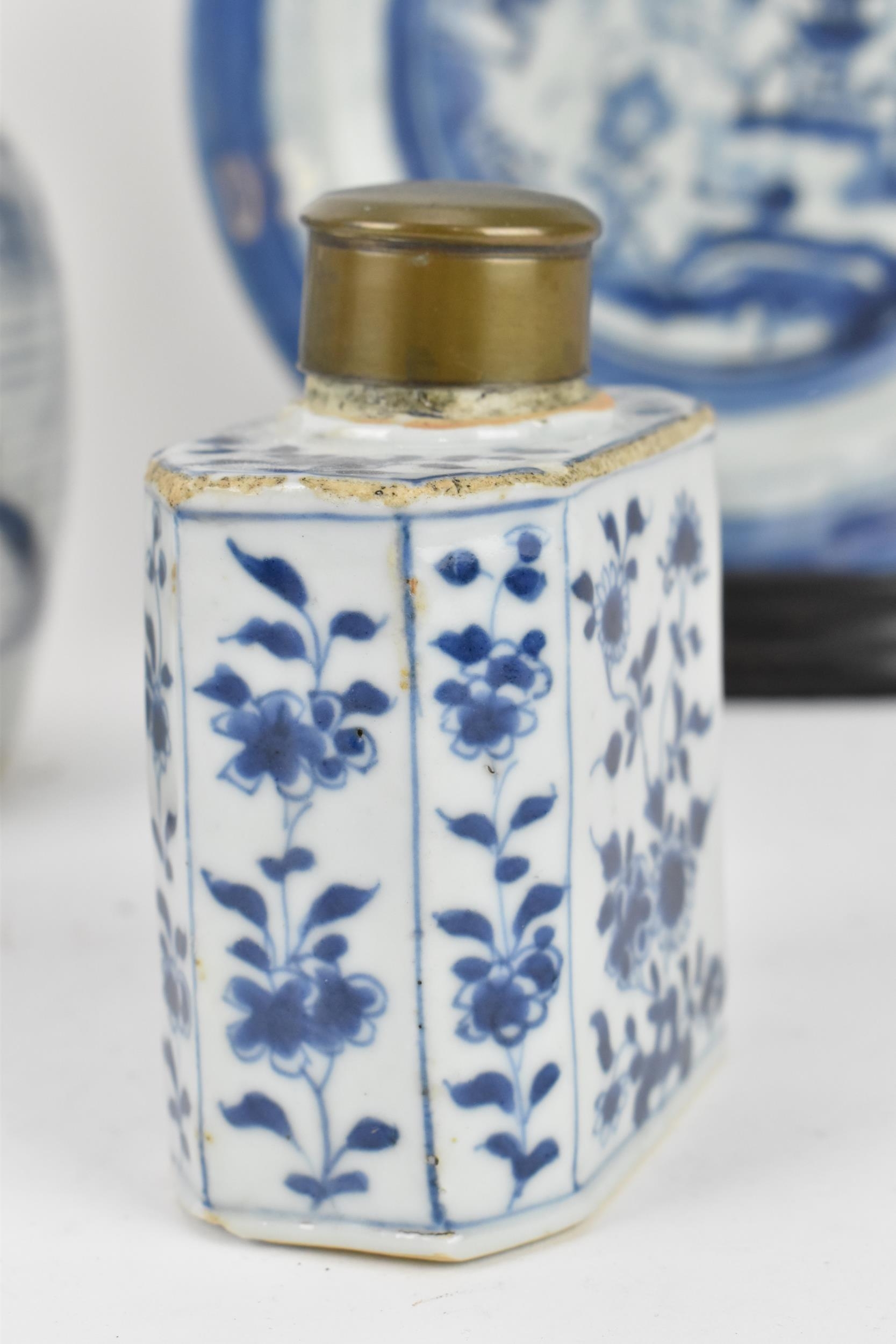 A Chinese Qing dynasty blue and white porcelain tea caddy, 18th century, probably Qianlong period ( - Bild 3 aus 11