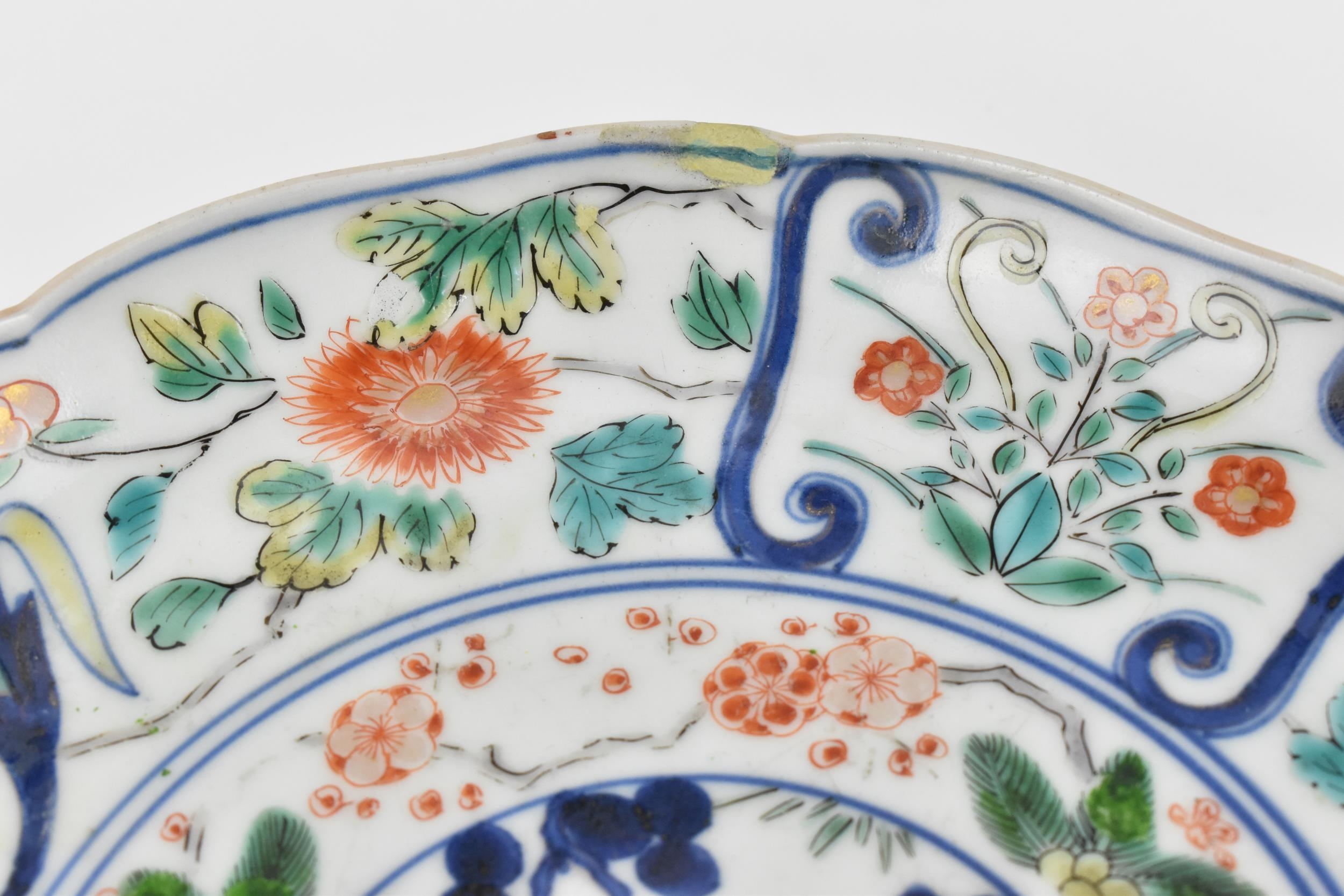 A Chinese Qing dynasty Famille Verte porcelain dish, 18th century, of circular lobbed form with - Bild 4 aus 6