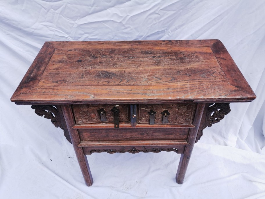 A Chinese late Qing dynasty hardwood altar table, the rectangular top above two central drawers with - Bild 2 aus 5