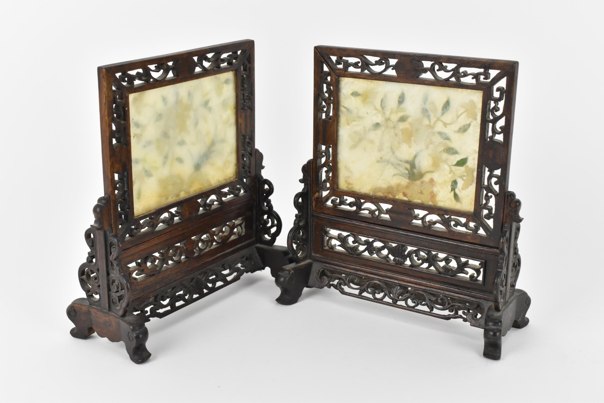 A pair of Chinese jade and hardstone table screens, early 20th century, each with central - Bild 4 aus 11