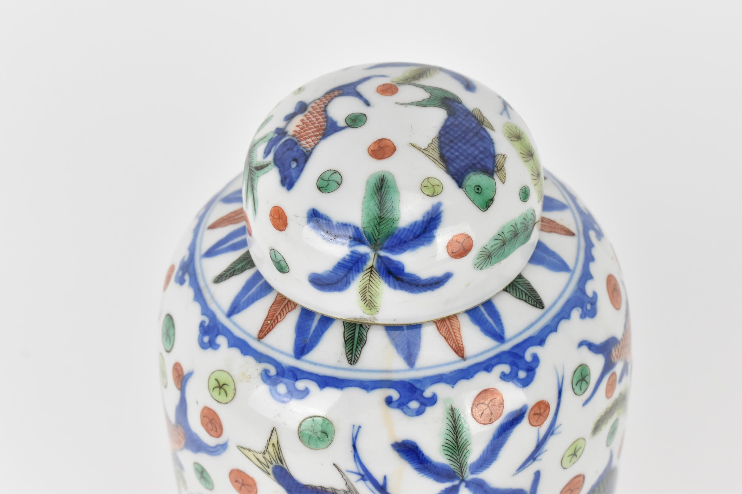 A Chinese Qing dynasty wucai porcelain lidded vase, 19th century or possibly earlier, of ovoid - Bild 2 aus 6