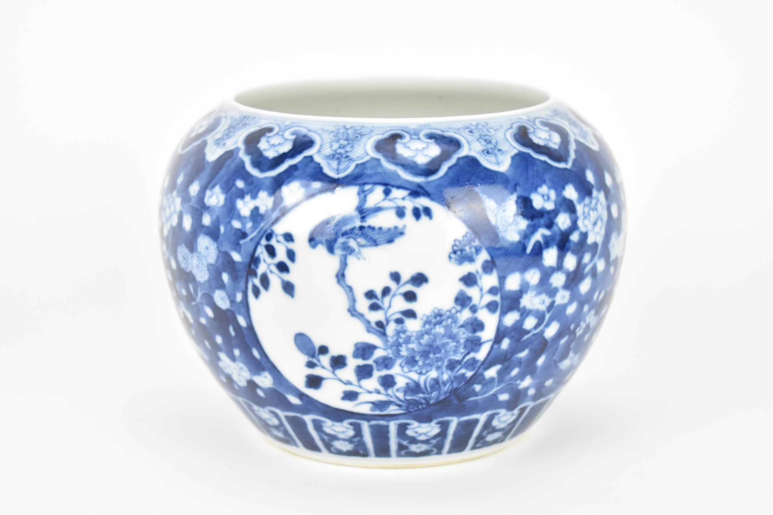 A Chinese Qing dynasty blue and white porcelain vase, Guangxu period (1871-1908), of globular form - Bild 2 aus 5